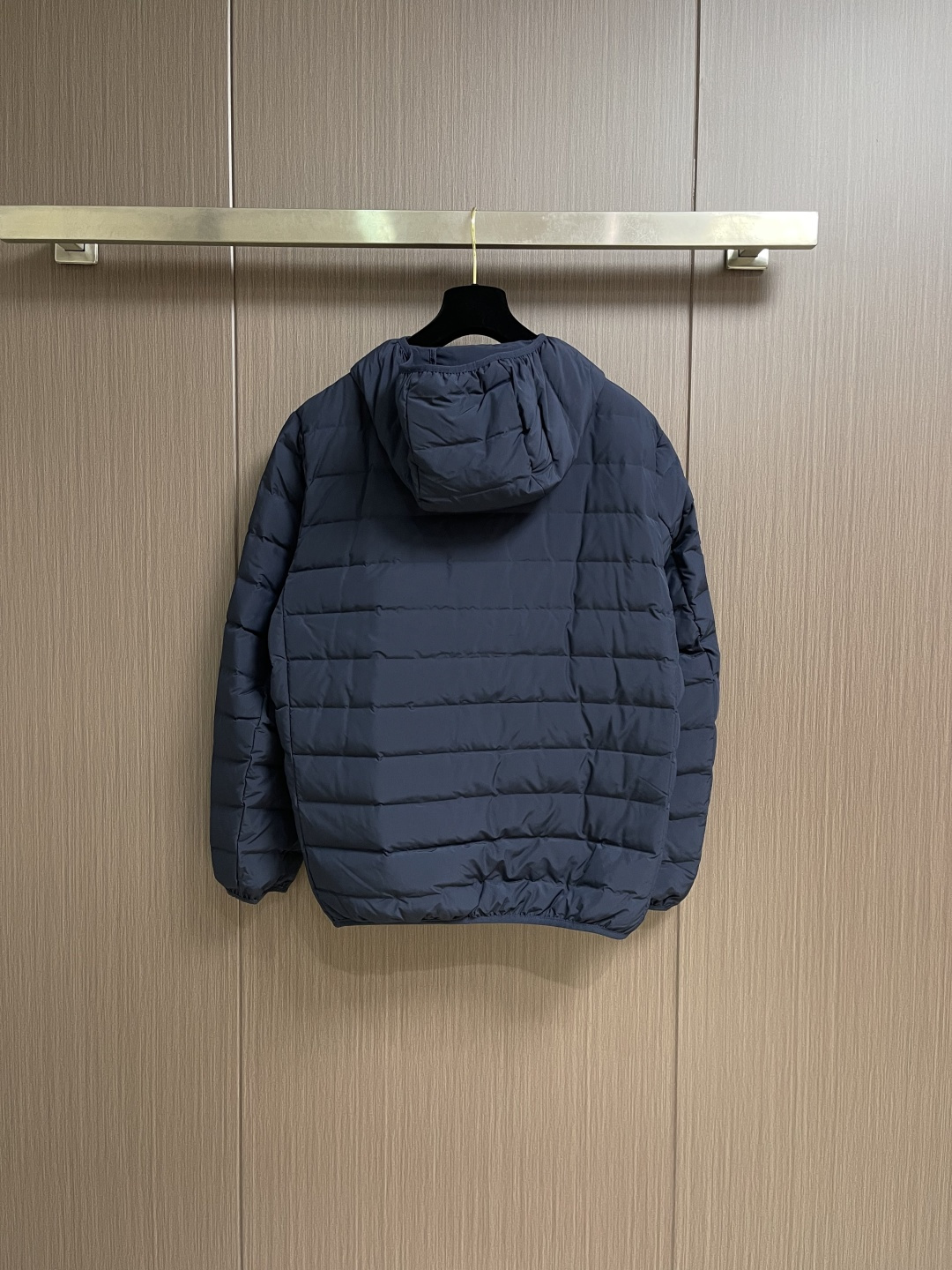 Arcteryx 始祖鸟2026ss新款连帽羽绒服，简约设计，带有品牌标志，适合日常穿搭或轻度户外活动，