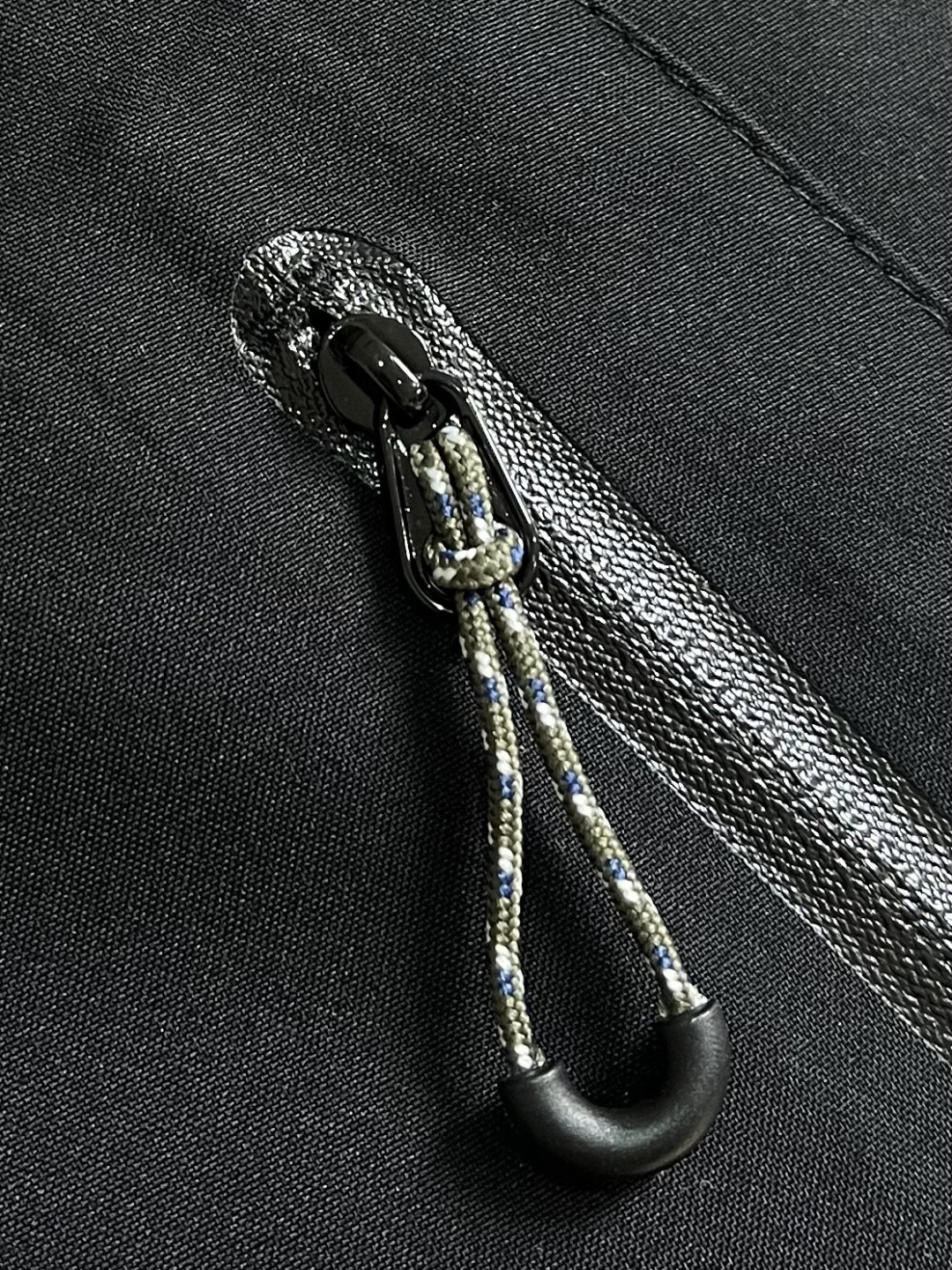 DESCENTE 迪桑特 春季新款三合一男子连帽外套.冲锋衣外套上衣！立体运动修身裁剪！全身多处拼接！手