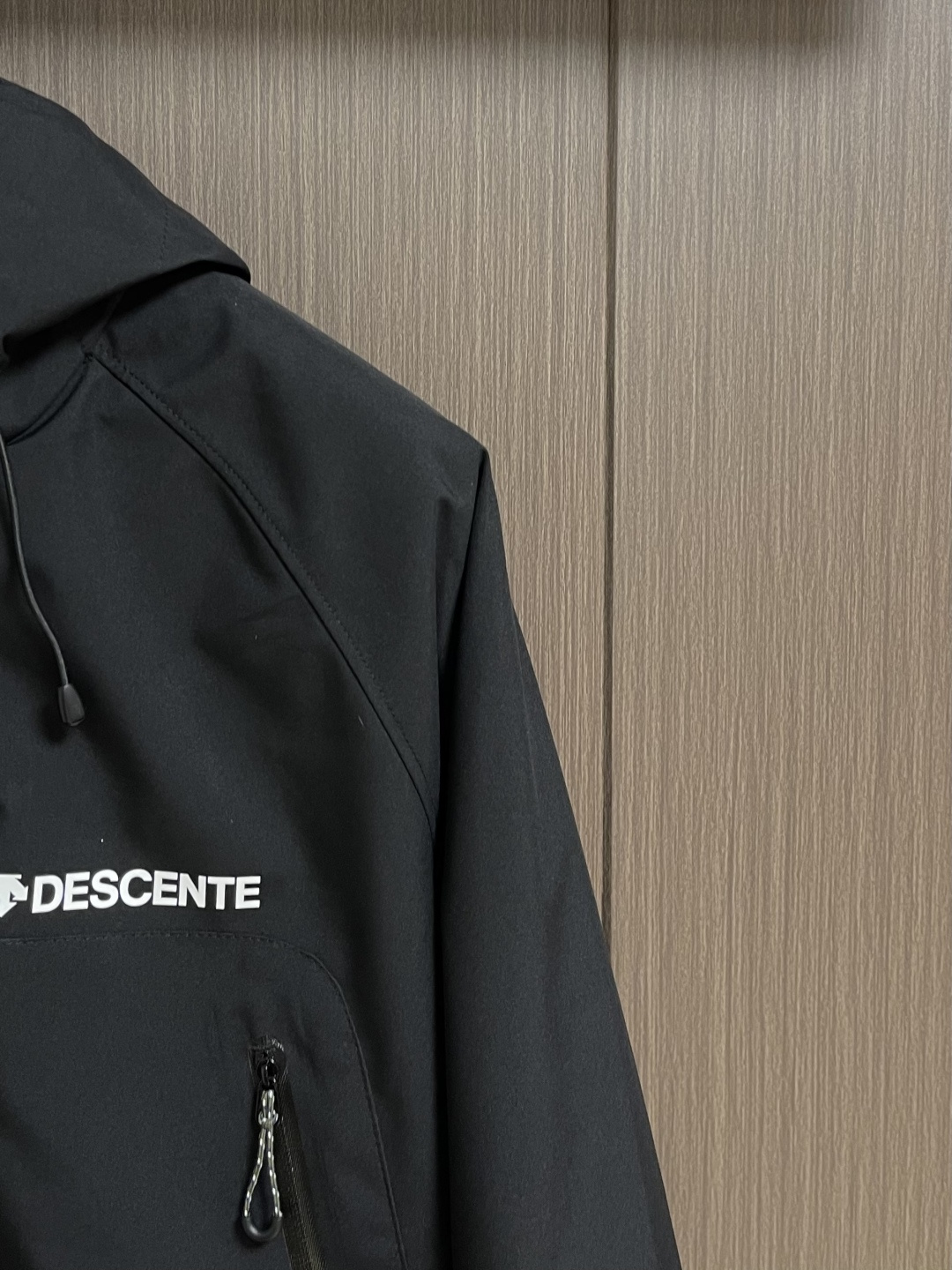 DESCENTE 迪桑特 春季新款三合一男子连帽外套.冲锋衣外套上衣！立体运动修身裁剪！全身多处拼接！手