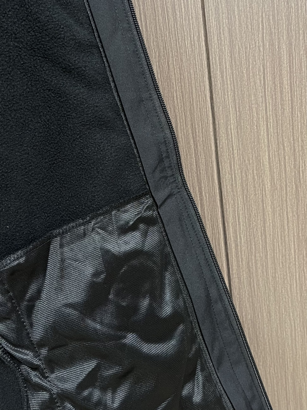 DESCENTE 迪桑特 春季新款三合一男子连帽外套.冲锋衣外套上衣！立体运动修身裁剪！全身多处拼接！手
