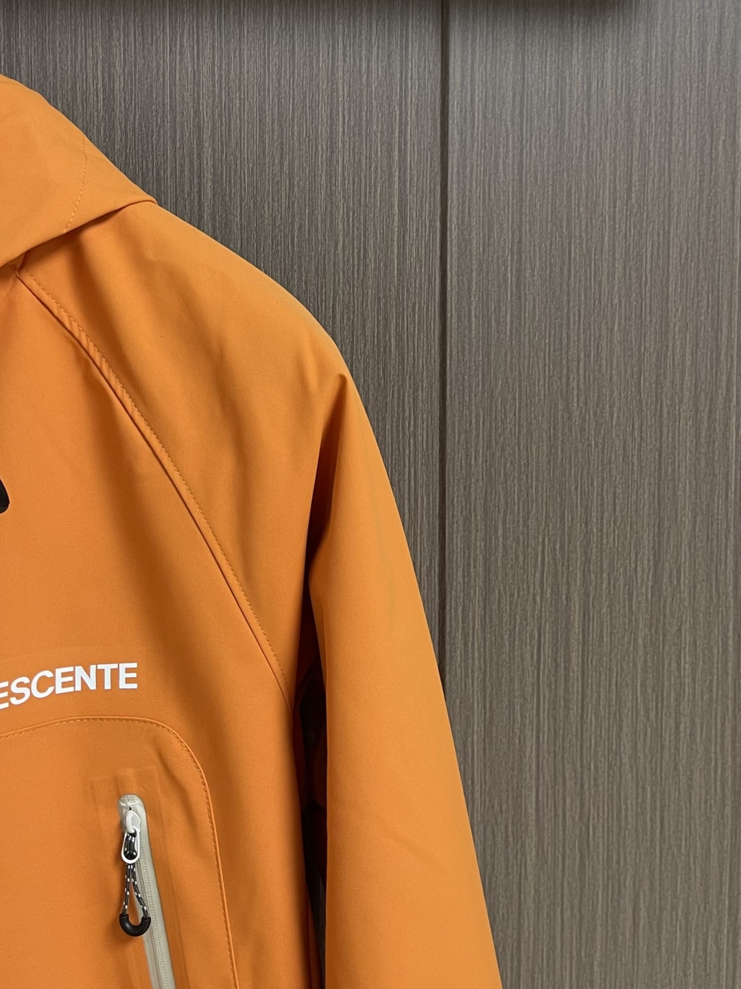 DESCENTE 迪桑特 春季新款三合一男子连帽外套.冲锋衣外套上衣！立体运动修身裁剪！全身多处拼接！手