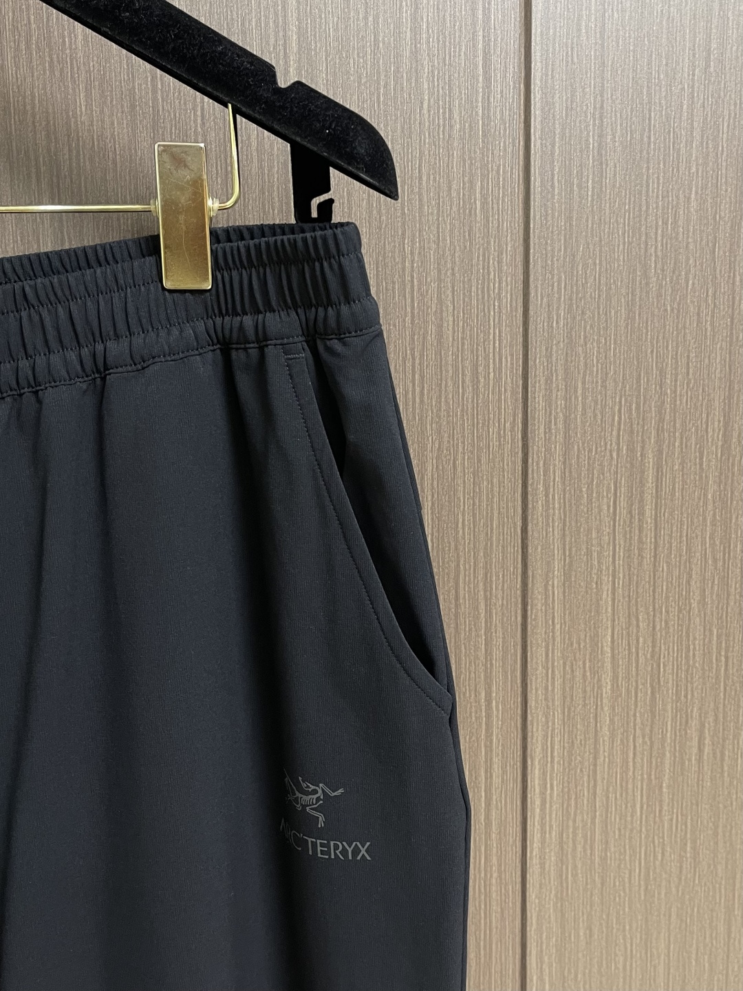 ARCTERYX  始祖鸟户外防风透气春夏男士软壳裤！无缝设计，高热度鸟家户外机能风3D立体修身裁剪，高