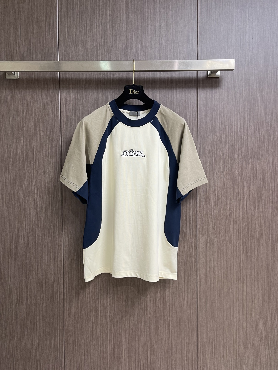 NO:730709,Support after-sales service after the year. Dior 2026ss new spring and summer short-sleeved T-shirts for men and women, customized exclusive pure cotton fabrics, customized original craft threads, and contrasting color stitching design!  Simple and elegant, easy to match and versatile, extremely high-grade, perfectly integrated into fashion and style, it is a top-notch fashionable style that is perfect for outer wear!  The whole thing gives people a natural feeling!  The ultimate classic versatile short-sleeved T-shirt. Sizes S-XL S, bust 111, sleeve length 70.5, dress length 70.5, M size, chest 115, sleeve length 72.5, dress length 72.5 L, bust 119, sleeve length 74.5, dress length 74.5, XL size, bust 123, sleeve length 76.5  Clothing length 76.5,,dior,T-shirt,tees,t-shirt,19860909支持年后售后 Dior 2026ss春夏新款男女同款短袖T恤,定制专属纯棉面料,定制原版工艺螺纹,撞色拼接工艺设计！简约大方,从容百搭,档次极高,完美融入时尚还有风情感一款完美符合外穿的顶尖时髦气质款！整体给人浑然天成的感觉！极致经典的百搭型短袖t恤.尺码S-XL S码 胸围111 袖长70.5 衣长70.5 M码 胸围115 袖长72.5 衣长72.5 L码 胸围119 袖长74.5 衣长74.5 XL码胸围123 袖长76.5 衣长76.5,,dior,T-shirt,tees，t-shirt,,Men's clothing