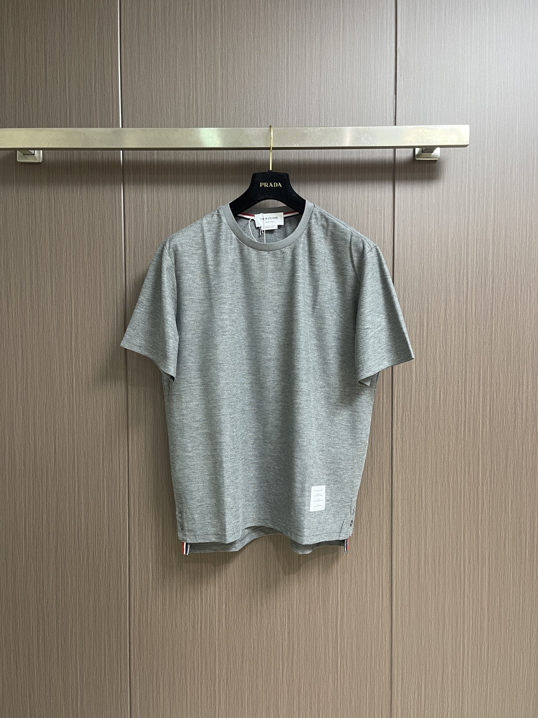 NO:730715,Support after-sales service Thom Browne TB 2026SS new summer short-sleeved T-shirt, customized original grade 100% cotton fabric, washed and shaped, design inspired by the preppy logo of the East Coast, brand logo three-color stripe decoration, all details are in place and the quality is immediate. Same style for men and women. Summer must-have.,, T-shirt, tees, t-shirt,19860909支持年后售后 Thom Browne TB 2026SS夏季新款短袖T恤,定制原版级百分百棉面料,洗水定型,设计灵感源自东海岸的预科生标志,品牌标志三色彩条装饰,所有细节到位品质感立现 男女同款 夏天必备品.,,T-shirt,tees，t-shirt,,Men's clothing