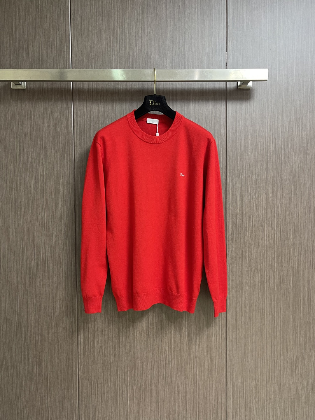 NO:730658,Support after-sales Dior jacquard chest letter round neck knitted sweater, the perfect fusion of fashion and warmth  This jacquard chest letter round neck is a must-have for your autumn and winter wardrobe. The round neck design is simple and elegant, which can easily modify the neck line and show your elegance. The unique letter jacquard pattern on the chest adds personality and fashion to the whole, making you the center of attention whether you are going out daily or attending a party. Choose  It is made of high-quality fabrics, soft and skin-friendly, with excellent warmth retention, giving you a comfortable touch like a cloud. The style is easy to put on and take off, and is highly matchable. There is no pressure to wear inside. Matching with bottoms or bottoms can easily create a casual and fashionable look, allowing you to maintain style and warmth in the cold season. Size XS-L  XS, shoulder width 44, bust 102, length 66, size S, shoulder width 45, bust 106, length 68, size M, shoulder width 46, bust 110, length 70, size L, shoulder width 47, bust 114, length 72,,dior,sweaters,19860909支持年后售后 Dior 提花胸前字母圆领针织毛衣,时尚与温暖的完美融合 这款提花胸前字母圆领,是秋冬衣橱的必备佳品.圆领设计简约大方,能轻松修饰颈部线条,尽显优雅气质.胸前独特的字母提花图案,为整体增添了个性与时尚感,无论是日常出街还是参加聚会,都能让你成为焦点.选用优质面料,柔软亲肤,保暖性极佳,给你带来如云朵般的舒适触感.款式方便穿脱,搭配性也超强,内搭、都毫无压力,下装搭配或,轻松打造出休闲又时尚的造型,让你在寒冷季节也能保持风度与温度.尺码XS-L XS码肩宽44 胸围102衣长66  S码肩宽45 胸围106衣长68  M码 肩宽46 胸围110 衣长70 L码 肩宽47 胸围114 衣长72,,dior,sweaters,,Men's clothing