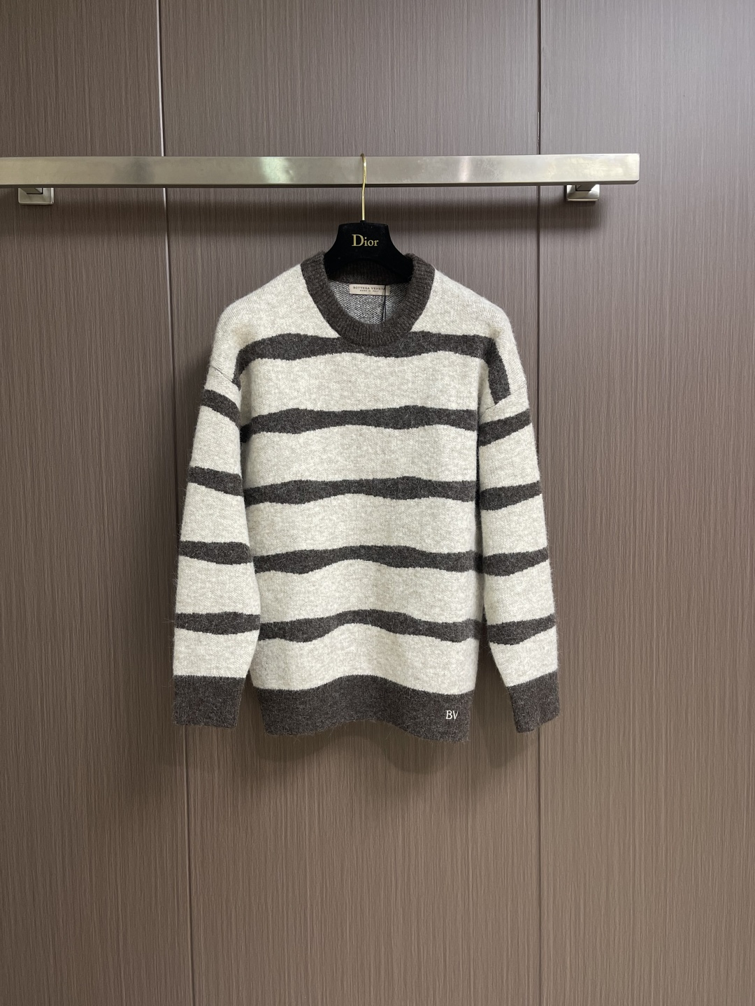 NO:730663,Support after-sales BV three-color stripe atmosphere knitted sweater!  Minimalist and high-end, one piece is enough. BV’s striped sweater uses classic contrasting stripes as its canvas, perfectly blending Italian laziness with modern sophistication. The three colors of dark gray, off-white, and burgundy are intertwined. It has the calmness and versatility of classic black and gray, and the warm finishing touch of burgundy, easily adapting to various autumn and winter outfits.  Scene. The wool fabric brings a cloud-like soft and waxy touch, which is light and warm without weighing down the body. It is comfortable to wear against the skin without any burden. The detailed design of the ribbed round neck and cuffs retains the looseness of the silhouette while locking in warmth. The low-key BV embroidery on the hem is a luxury code that only those in the know will understand. Size XS-L  XS, shoulder width 54, bust 108, length 66, size S, shoulder width 55, bust 112, length 68, size M, shoulder width 45, bust 116, length 70, size L, shoulder width 57, bust 120, length 72,,bottega veneta,sweaters,19860909支持年后售后 BV三色条纹氛围感针织毛衣！极简高级感,一件就够.BV这款条纹毛衣,以经典的撞色条纹为画布,将意式慵懒与现代精致感完美融合.深灰、米白、酒红三色交织,既有经典黑灰的沉稳百搭,又有酒红款的温暖点睛,轻松适配秋冬各种穿搭场景.羊毛面料带来云朵般的软糯触感,轻暖不压身,贴肤穿着也毫无负担.罗纹圆领与袖口的细节设计,在保留廓形松弛感的同时,又能锁住暖意.下摆处低调的BV刺绣,是懂行人才懂的奢华暗号.尺码XS-L XS码肩宽54 胸围108衣长66  S码肩宽55 胸围112 衣长68  M码 肩宽45 胸围116 衣长70 L码 肩宽57 胸围120 衣长72,,bottega veneta,sweaters,,Men's clothing