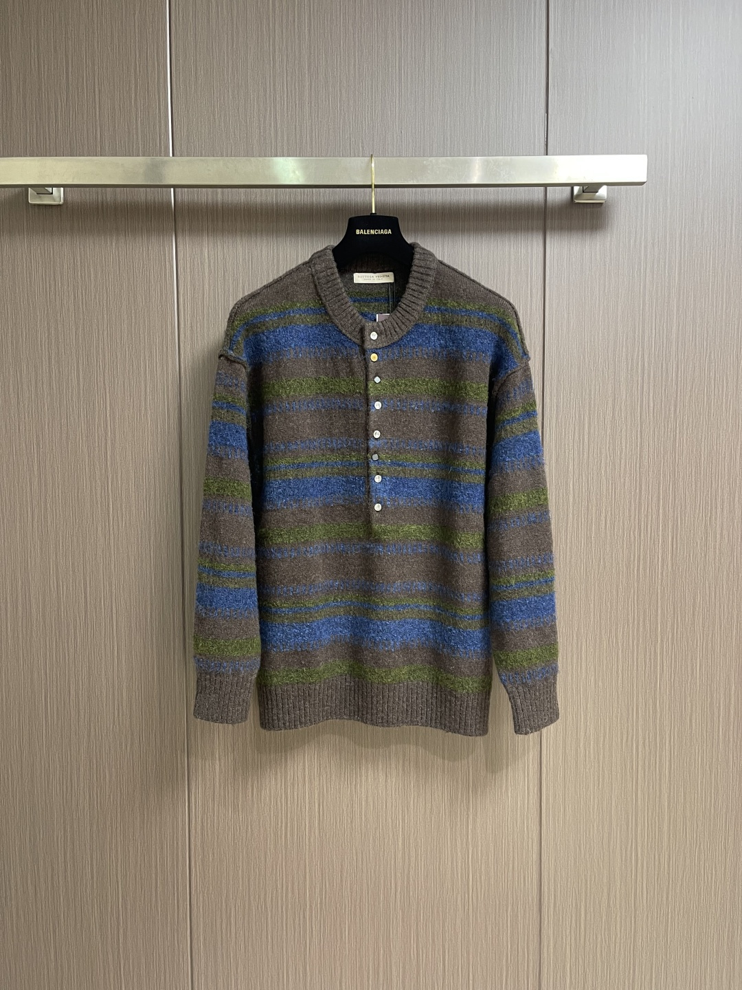 NO:730669,Support after-sales BV after the year  Heavy-duty special yarn striped half-cardigan sweater ~ Customized mixed-color buttons are woven with retro stripes to create a relaxed autumn and winter style, showing BV's iconic low-key luxury. Weaving with special wool yarn, the fluffy and soft velvet feeling has its own warm filter, and  It has firm muscles and is skin-friendly and breathable, allowing you to maintain your elegance even in the biting cold wind. The round-neck cardigan has a neat and tolerant shape, and the threaded edges fit the body shape without being tight. The layered collision of colorful stripes and jacquard texture gives the piece a complex feel.  Ancient and fashionable visual tension. Specially customized mixed-color buttons, from transparent resin to amber texture, each one echoes the color of the stripes, and the details are full of craftsmanship. The red and brown contrasting colors are warm and rich, suitable for the New Year's party atmosphere; the brown, blue and green colors are calm and elegant, easily integrated into daily commuting and weekend leisure. Whether it is worn with a high collar as a layer, or worn alone to create a casual and relaxed feeling, it can become the atmosphere of your autumn and winter wardrobe. Size XS-L  XS, shoulder width 54, bust 110, length 66, size S, shoulder width 55, bust 114, length 68, size M, shoulder width 45, bust 118, length 70, size L, shoulder width 57, bust 122, length 72,,bottega veneta,sweaters,19860909支持年后售后 BV 重工特种纱条纹半开衫毛衣～定制混彩纽扣以复古条纹织就秋冬松弛格调,尽显BV标志性的低调奢华甄选羊毛特种纱线织造,蓬松软糯的绒感自带温暖滤镜,兼具挺括筋骨与亲肤透气性,让你在凛冽寒风中也能保持优雅风度.圆领开衫版型利落包容,螺纹收边贴合身形不紧绷,彩色条纹与提花肌理的层次碰撞,赋予单品复古又时髦的视觉张力.特别定制的混彩纽扣,从透明树脂到琥珀质感,每一颗都与条纹色彩呼应,细节处尽显匠心工艺.红棕撞色款热烈浓郁,适配新年欢聚氛围；棕蓝绿配色沉稳雅致,轻松融入日常通勤与周末休闲.无论是内搭高领打底叠穿层次,还是单穿打造随性松弛感,都能成为你秋冬衣橱的氛围感担当.尺码XS-L XS码肩宽54 胸围110衣长66  S码肩宽55 胸围114衣长68  M码 肩宽45 胸围118衣长70 L码 肩宽57 胸围122衣长72,,bottega veneta,sweaters,,Men's clothing