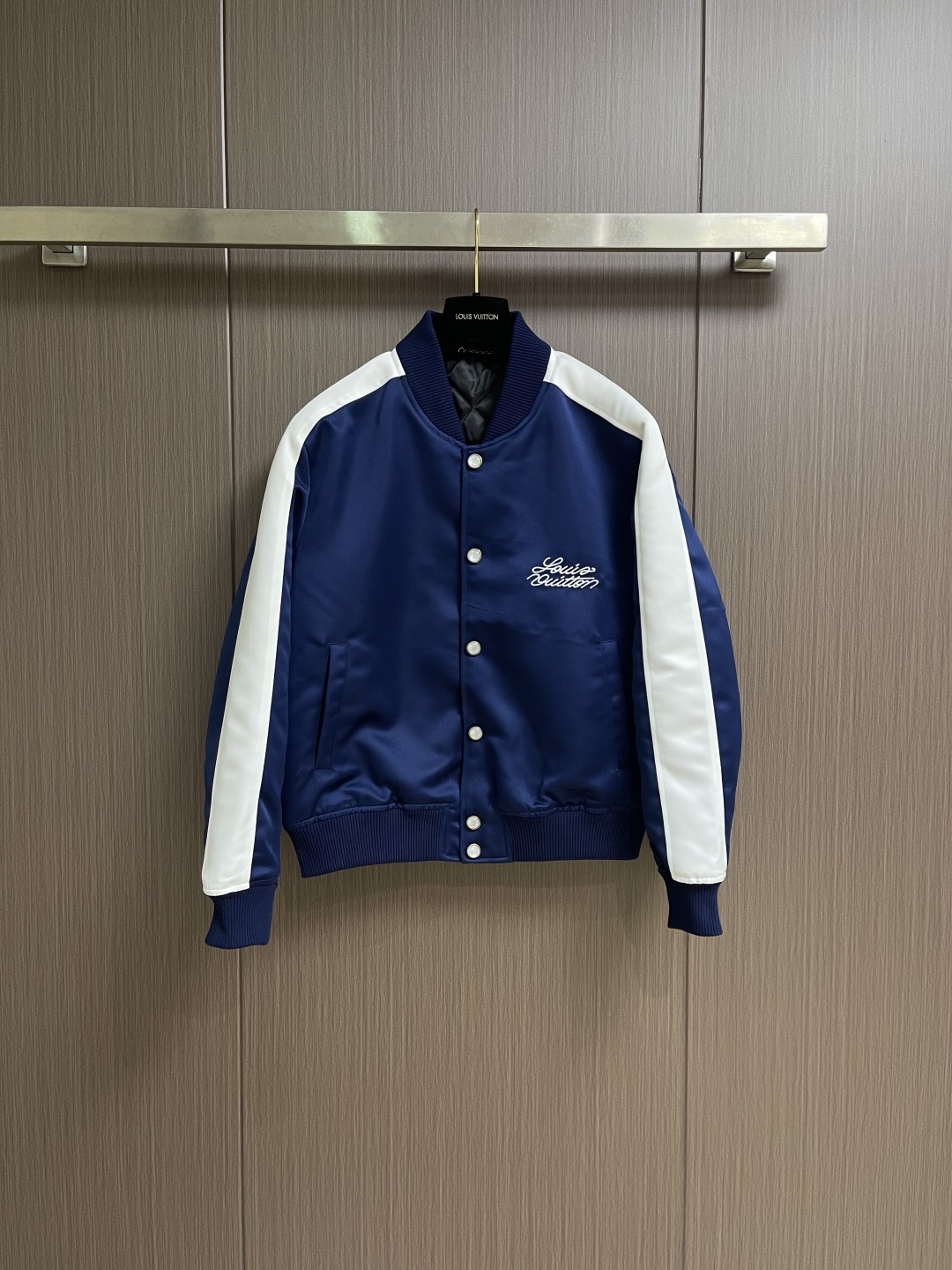 NO:730654,Support after-sales LV after the year  Year of the Horse limited edition single-breasted long-sleeved jacket with contrasting ribbon embroidery. This LV Year of the Horse limited edition contrasting color ribbon embroidered jacket is made of heavy matte satin fabric, which has both a crisp drape and a smooth touch. The surface is treated with anti-wrinkle and water-repellent treatment.  , convenient for daily care. The stand-up collar, cuffs, and hem are made of high-elastic rib knitting, which fits tightly and is not easy to loosen and deform. The placket is made of custom matte metal single-breasted buttons, and the button surface is engraved with the brand logo, which has both texture and recognition. Shoulder  The contrasting ribbons at the waist and sleeves are spliced with twill, and the edges are hemmed to avoid off-line. The brand logo on the left chest is embroidered three-dimensionally, with multiple stitches to present a full texture. The interior is breathable, and all seams are hemmed and overlocked. The overall process combines traditional baseball uniforms with exclusive design elements for the Year of the Horse, which has both collection value and practical wearability. The overall line routing is straight and delicate, the fabric is comfortable and soft, and the colors are consistent and without color difference.  It can be matched with the same style to create a fashionable look, and can be used in various occasions. Customized accessories, complete with three standards, same style for men and women!  Size S-XL S size Bust 123 Shoulder width 50 Dress length 66 Medium Bust size 127 Shoulder width 51 Dress length 68 Large Size Bust 131 Shoulder width 52 Dress length 70 XL Size Bust 135 Shoulder width 53 Dress length 72,,louis vuitton,jackets & coats,19860909支持年后售后 LV 马年限定撞色饰带刺绣单排扣长袖夹克,这款LV马年限定撞色饰带刺绣夹克,采用重磅哑光缎面面料,兼具挺括垂坠感与柔滑触感,表面经抗皱防泼水处理,日常打理便捷.立领与袖口、下摆采用高弹罗纹针织,紧密贴合且不易松弛变形,门襟选用定制哑光金属单排扣,扣面刻有品牌标识,兼具质感与辨识度.肩部与袖身的撞色饰带采用斜纹拼接工艺,边缘经包边处理避免脱线,左胸的品牌标识采用立体刺绣工艺,以多股线迹呈现饱满纹理,内里采用透气衬里,所有缝线处均做包边与锁边处理,整体工艺将传统棒球服版型与马年专属设计元素结合,兼具典藏价值与实穿性.整体走线平直细腻,面料舒适柔软,颜色一致无色差 能与同款搭配营造时尚造型,驾驭各种场合,定制辅料,三标齐全,男女同款！尺码S-XL S码 胸围123 肩宽50 衣长66 M码 胸围127 肩宽51衣长68 L码 胸围131 肩宽52 衣长70 XL码 胸围135 肩宽53 衣长72,,louis vuitton,jackets & coats,,Men's clothing