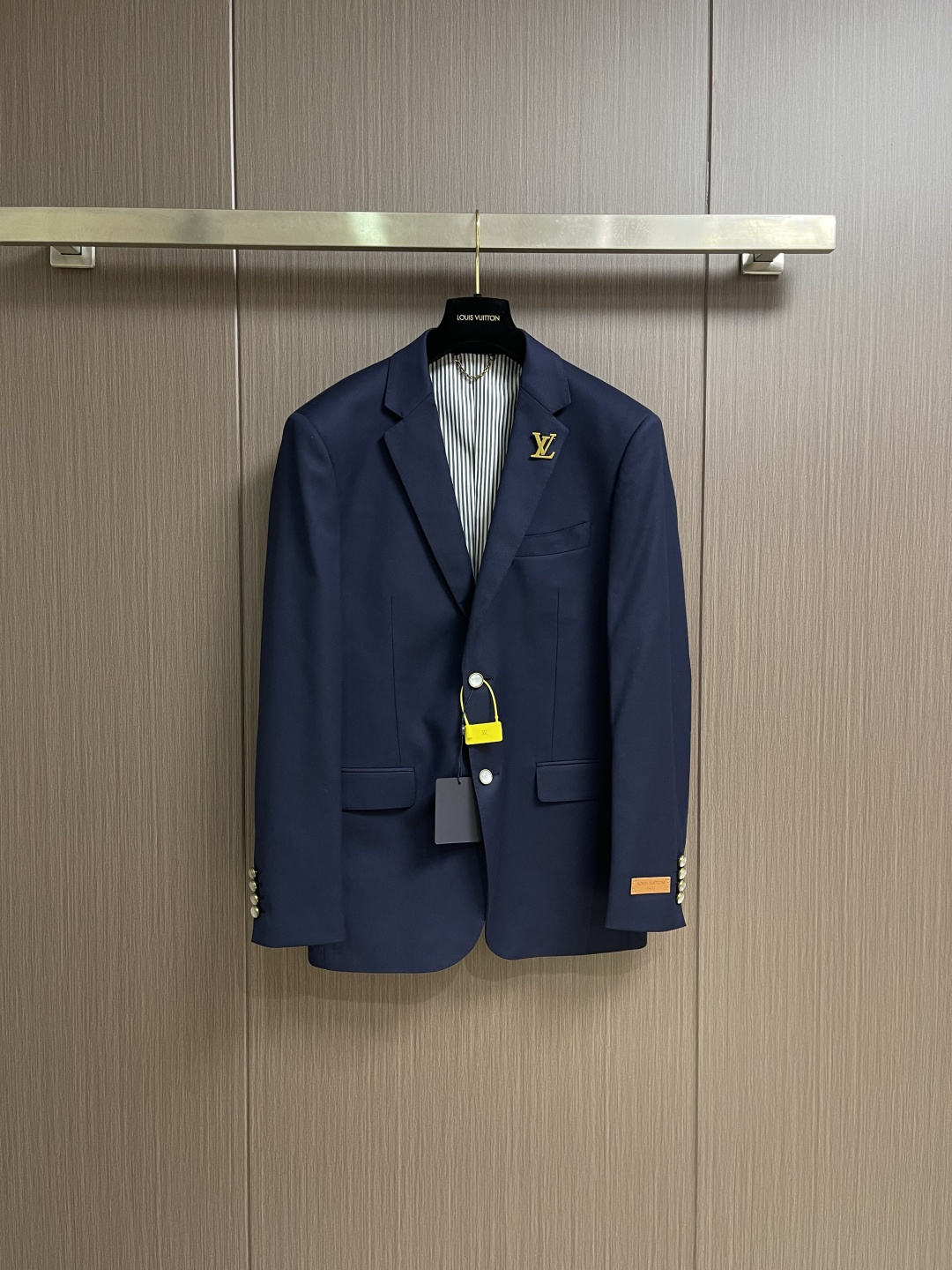 NO:730684,Support after-sales service in the year. The complete set can be sold separately. Single suit, trousers, LV single-breasted urban jacket, blazer and trousers suit. This single-breasted jacket is made of fine silk and cotton blend to create a casual fit, and then the LV hardware logo is used to illuminate the collar. Pearlescent buttons add elegant touches. It can be used as a suit jacket or with the same style of trousers to create a modern look. The trousers size is 29-38, the suit size is 46-58. Suit  Size 46, length 73, shoulder width 43.5, bust 100, size 48, length 75, shoulder width 45, chest 104, size 50, length 77, size 50, length 77, size 52, length 79, size 52, length 79, size 54, length 81, size 54, length 81, shoulder width 48.6, size 56, length 81, shoulder width 49.8  Bust 120, size 58, length 82, shoulder width 51, bust 124, trousers size 29, length 101, waist 73, hips 91, size 30, length 103, waist 75, hips 93, size 31, length 103, waist 79, hips 97, size 32, size 105, waist 81, hips 99, size 33, length 105  Waist 83 Hips 103 34 yards Pants length 105 Waist 87 Hips 105 36 yards Pants length 107 Waist 91 Hips 109 38 yards Pants length 109 Waist 97 Hips 115,,louis vuitton,jackets & coats,jackets & coats,business suit,19860909支持年后售后 整套 可拆卖 单西服 西裤 LV 单排扣都市夹克西装外套西裤套装,本款单排扣夹克选用细腻丝棉混纺塑造休闲版型,再以 LV 五金标识点亮衣领.珠光纽扣增添考究笔触.可作为西装夹克,亦可与同款长裤共筑摩登造型.西裤码数29-38 西服码数46-58 西服 46码衣长73 肩宽43.5胸围100 48码衣长75 肩宽45 胸围104 50码衣长77 肩宽46.5胸围108 52码衣长79 肩宽47.4胸围112 54码衣长81 肩宽48.6 胸围116 56码衣长81 肩宽49.8 胸围120 58码衣长82 肩宽51胸围124 西裤 29码 裤长101腰围73臀围91 30码 裤长103 腰围75臀围93 31码裤长103 腰围79臀围97 32码 裤长105 腰围81 臀围99 33码 裤长105 腰围83臀围103 34码 裤长105 腰围87臀围105 36码 裤长107 腰围91臀围109 38码 裤长109 腰围97臀围115,,louis vuitton,jackets & coats,jackets & coats,business suit,,Men's clothing