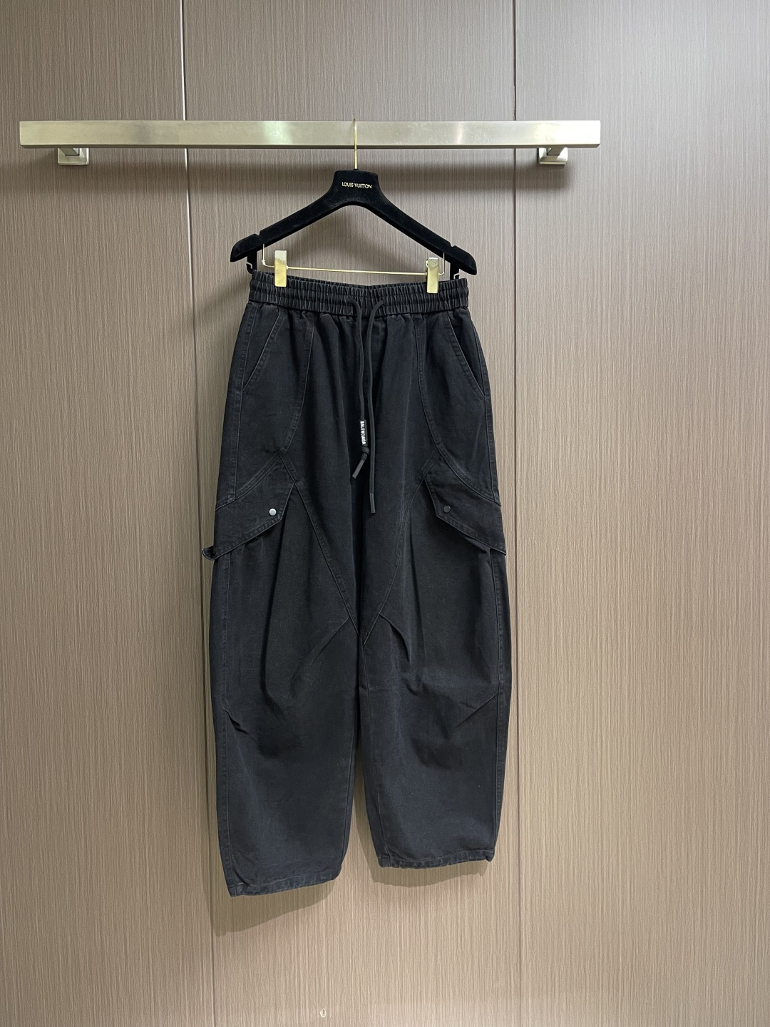 NO:730675,Support after-sales Balenciaga multi-pocket overalls and casual pants.  The conventional design and tailoring are both personalized and fashionable. They look good no matter how you match them. They are inherently extraordinary.  The fabric has an extremely delicate oily texture.  It has a high elastic recovery effect, is breathable and comfortable without feeling stuffy.  The workwear patch pocket design is full of sunshine and vitality!  It adds a vibrant visual to the overall look. The shape and color control are perfect, making it irresistible. Size M-3XL, balenciaga,19860909支持年后售后 Balenciaga 多袋工装裤休闲裤．常规设计裁剪兼具个性时尚范儿,怎么搭配都好看,与生俱来的不平凡．面料极为细腻的油润质感．具有高弹性回复效果,透气舒适无闷热感．工装贴袋设计充满阳光活力！为整体造型增添活力满满的视觉,型色把控非常完美,无以抗拒的魅力.尺码M-3XL,,balenciaga,,Men's clothing