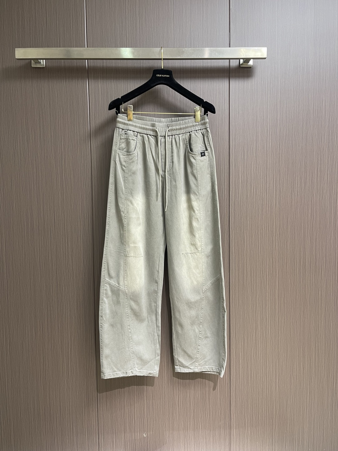 NO:730683,Support after-sales LV 2026SS early spring classic series men's casual straight pants!  The fabrics are supplied by customers, soft and delicate, and the brand style can be seen at a glance!  Minimalist design, no unnecessary exaggerated elements to declare victory, fine details and workmanship, classic color upper body that makes you look energetic, a variety of styles to wear, suitable for casual business, daily life, and fashion trends!  The overall quality and fashion sense are excellent, bringing extraordinary clothing taste. Sizes M-3XL, Louis Vuitton,19860909支持年后售后 LV 2026SS早春经典系列男士休闲直筒裤！客供面料,柔软细腻,品牌格调一览无余！极简主义设计,没有多余浮夸的元素来宣兵夺主,细节做工精细,经典颜色上身很显精气神,多种风格穿搭,休闲商务、日常生活、时尚潮流均可驾驭！整体不论是档次还是时尚感都是极为出色的,带来非凡的衣着品味.尺码M-3XL,,louis vuitton,,Men's clothing