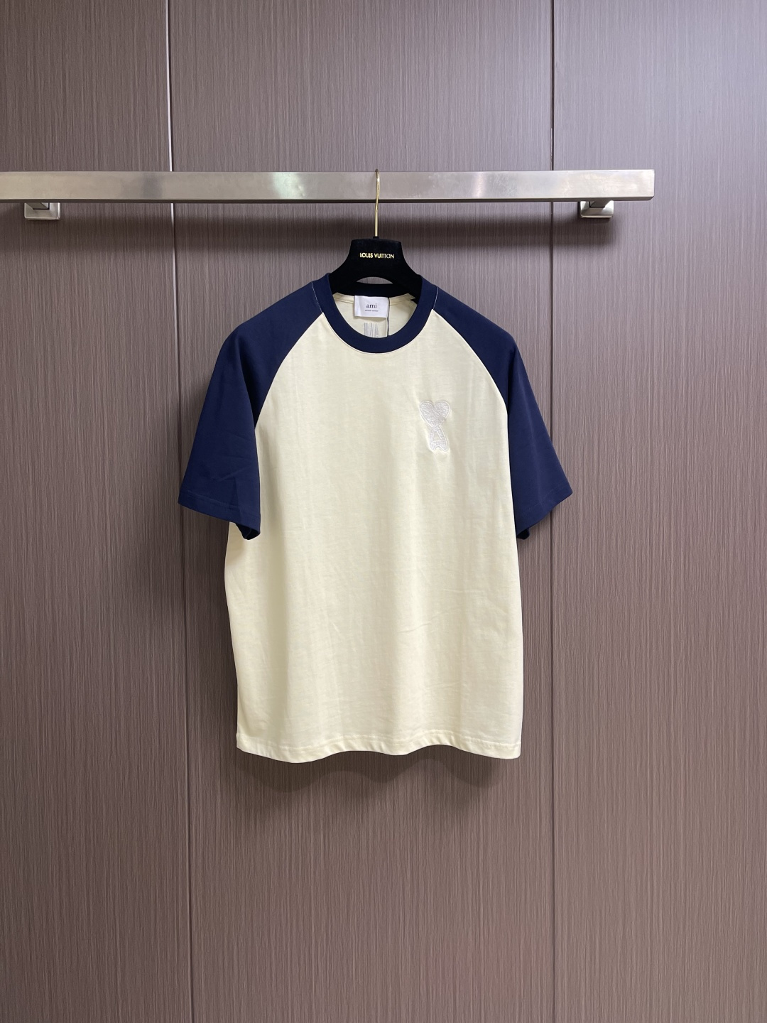 NO:730728,Support after-sales service in the year AMI 2026ss summer embroidered love knitted short-sleeved T-shirt, 340G top-grade cotton yarn, 100% pure cotton, excellent hand feel, very comfortable fabric, shrinkage rate controlled at 2%, export-grade solid color quality, truly not easy to deform, shrink or fade.,, T-shirt, tees, t-shirt,19860909支持年后售后 AMI 2026ss夏季刺绣爱心针织短袖T恤,340G顶级棉纱 百分百纯棉 手感极好 面料非常舒服 缩水率控制在2％出口级固色品质真正做到了不易变形缩水 不掉色.,,T-shirt,tees，t-shirt,,Men's clothing