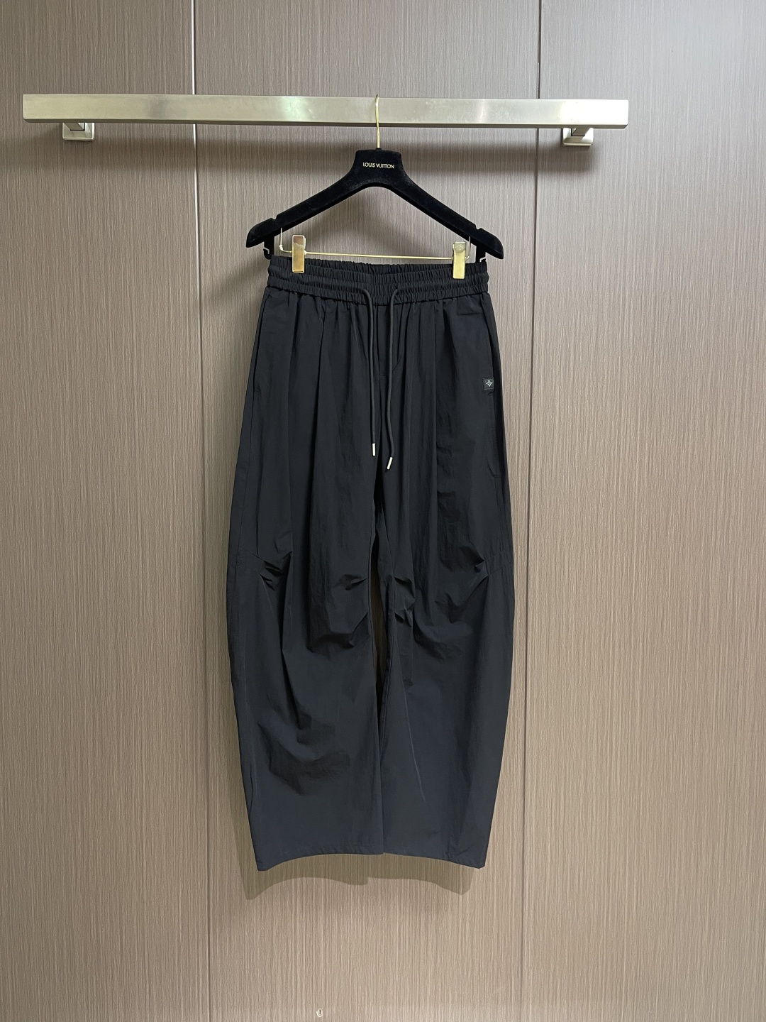 NO:730632,Support the after-sales LV 2026ss functional paratrooper sweatpants after the year. The imported fabrics supplied by customers have a certain texture, are crisp and anti-wrinkle, and have super outdoor functionality. Classic trousers, simple and capable, comfortable and stylish, suitable for daily wear or sports and fitness, good-looking and practical, size M-3XL, Louis Vuitton,19860909支持年后售后 LV 2026ss机能伞兵运动裤,客供进口面料有一定的肌理感,挺括防皱,司时具有超强的户外功能性,经典长裤,清简干练,舒适有型,无论是日常穿搭还是运动健身都可,好看又实用,尺码M-3XL,,louis vuitton,,Men's clothing