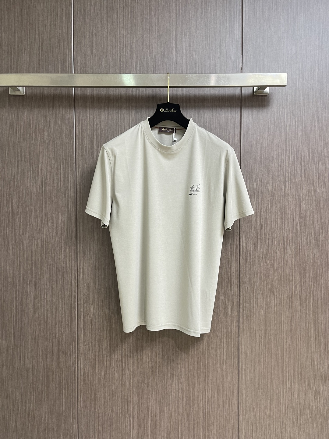 NO:744016,LP Loropiana printed Logo logo round neck short-sleeved T-shirt. The fabric is made of high-count long-staple cotton. The upper body is silky, breathable and has a good gloss. It is high-end and textured. The fabric has a high count and guarantees the crispness of the clothes. Orders in all conditions are highly recommended for spring and summer. Sizes M-XXL, loro piana, loro piana, T-shirt, tees, t-shirt,19860909LP Loropiana 印花Logo标识圆领短袖T恤 面料采用高支长绒棉材质 上身丝滑 透气 又有很好的光泽感 高档而显质感 面料的支数高 保证的衣服挺括感 全品相的订单 春夏强烈推荐.尺码M-XXL,,loro piana,loro piana,T-shirt,tees，t-shirt,,Men's clothing