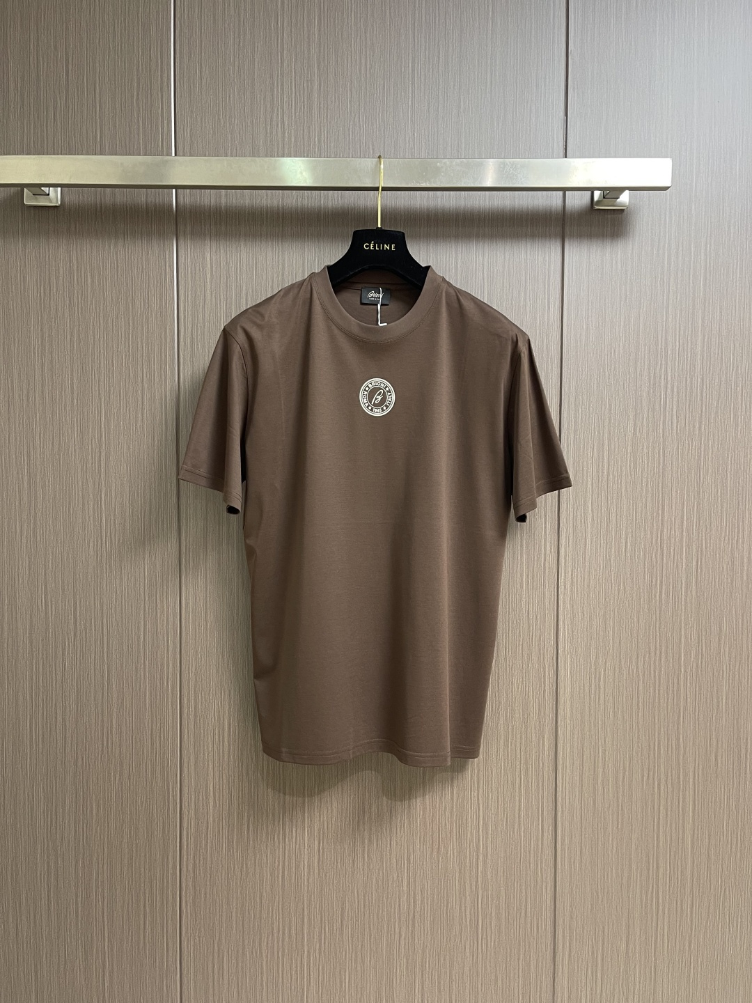 NO:744021,Brioni Tencel cotton short-sleeved T-shirt is a classic basic T-shirt with high-end luxury and platinum level. The overall design perfectly integrates Italian aesthetics and inherits the genes of the Bri family. It follows the minimalist route, is both solemn and harmonious, and conforms to the modern urban aesthetic. It is decorated with the classic brand logo on the chest and is made with exquisite printing. It is a soul-like existence and effectively flaunts the brand identity!  We provide customers with high-end imported ready-to-wear custom-woven Tencel cotton, which is custom-woven and dyed in the well-known Italian workshops. It is an extremely luxurious and special material. The fabric properties are all excellent. It is treated with mercerization process. The fabric has extremely high gloss. The mesh structure is delicate and natural. It has perfect comfort and breathability. The tactile experience is self-evident, and you can enjoy the ultimate luxury!  The color scheme is light and versatile, suitable for all kinds of daily wear. It has a high compatibility space for mixing and matching. It can be used in any occasion, whether for business commuting or outing for leisure. The upper body has a strong sense of elegance and elegance. It is a high-occupancy item in the wardrobe, and everyone has one!  Size M-XXL,,T-shirt,tees,t-shirt,19860909Brioni 布莱奥尼 天丝棉短袖t恤,高端奢华且白金级的一款经典基础款t恤衫.通体的设计完美融合意式美学,且传承了bri家族的基因,走极简主义的路线,亦庄亦谐,符合现代都市审美,胸前饰有经典品牌标识,以精美印花打造,属于灵魂式的存在,有力标榜了品牌身份！客供高级进口成衣定织天丝棉,意大利老牌工坊成衣工序定织定染,极为奢华特殊的材质,面料属性皆为上乘,采用丝光工艺处理,面料光泽度极高,网眼结构细腻自然,舒适性与透气性完美兼备,触感体验不言而喻,奢华极致享受！配色轻熟百搭,符合日常各种穿搭,混搭兼容空间极高,驾驭任何场合,商务通勤与出街休闲皆可,上身儒雅气质感极强,属于衣橱高出勤率单品,人手一件！尺码M-XXL,,T-shirt,tees，t-shirt,,Men's clothing