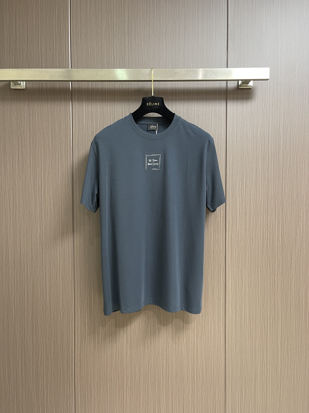 NO:744026,Brioni 2026SS new embroidered logo round neck short-sleeved T-shirt is made of imported custom fabrics. The surface of the fabric has a very textured texture. The upper body is breathable, light and very comfortable. The details highlight the design features and exquisite craftsmanship. The overall details are wonderful!  The overall style is fashionable, simple and elegant. Sizes M-XXL, T-shirt, tees, t-shirt,19860909Brioni 2026SS新款刺绣标识圆领短袖T恤,采用客供进口定制面料,面料表面非常有质感显而易见,上身透气轻薄十分舒适,细节处彰显设计特色与精湛工艺,整体细节美妙绝伦！整体款式时尚简洁大方.尺码M-XXL,,T-shirt,tees，t-shirt,,Men's clothing