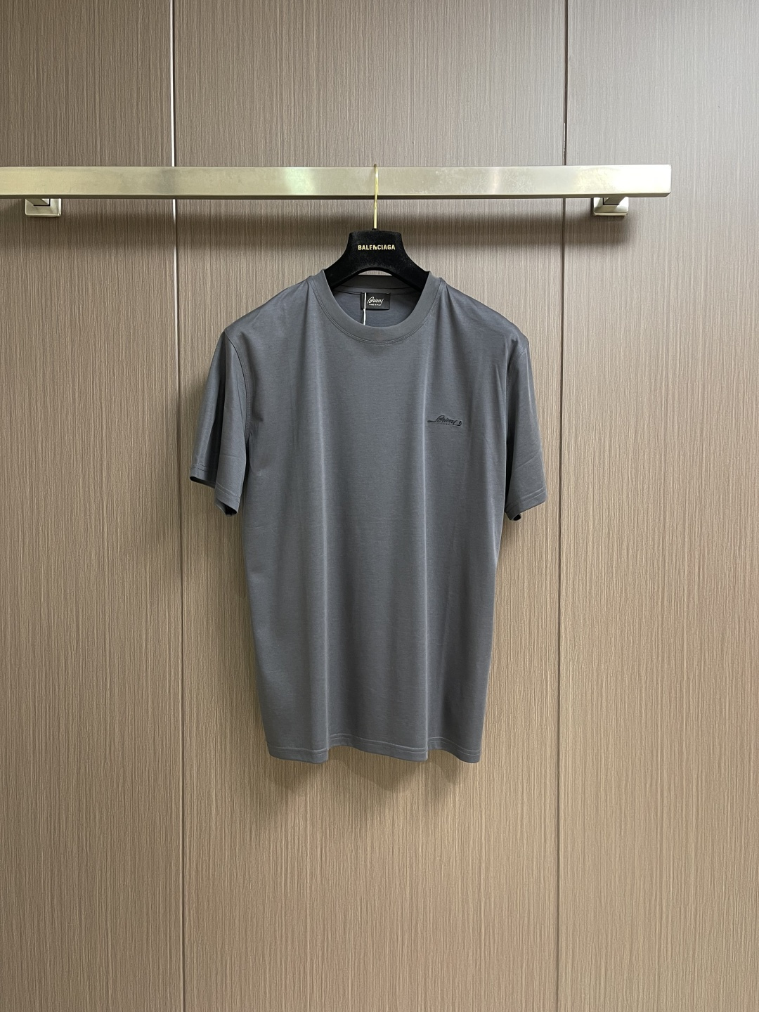 NO:744027,Men's short-sleeved T-shirt with Brioni logo embroidery. The fabric is made of original custom-made light cotton. It has a soft and delicate touch, excellent breathability and full natural drape.  The chest is decorated with exquisite Brioni logo embroidery. This casual item is versatile and has a soft and comfortable feel. It is easy to match and adds a touch of color to your travel casual style, allowing you to enjoy a comfortable wearing experience in any season. The unique luster of mercerized cotton gives the clothing a low-key and elegant texture, showing your taste and style. For design, we choose classic  The solid color tone is simple and elegant, easy to match. The exquisite letter embroidery pattern on the chest adds a touch of fashion and personality, without being ostentatious without losing the beauty of details. The round neck design is classic and versatile, suitable for various occasions, whether it is daily travel or casual gatherings, it can be easily controlled. Sizes M-XXL, T-shirt, tees, t-shirt,19860909Brioni logo刺绣标识男士短袖T恤,面料采用原版定制光棉,触感柔软细腻,透气性极佳,自然垂感十足 胸前饰有精致的Brioni标志刺绣.这款休闲单品百搭百搭,手感柔软舒适.易于搭配,为您的旅行休闲造型增添一抹亮色,让您在任何季节都能享受舒适的穿着体验.丝光棉特有的光泽感,赋予衣物低调而优雅的质感,尽显您的品味与格调.设计上,我们选用了经典的纯色基调,简洁大方,易于搭配.胸前精致的字母刺绣图案,增添了一丝时尚与个性,既不张扬又不失细节之美.圆领设计经典百搭,适合各种场合穿着,无论是日常出行还是休闲聚会,都能轻松驾驭.尺码M-XXL,,T-shirt,tees，t-shirt,,Men's clothing