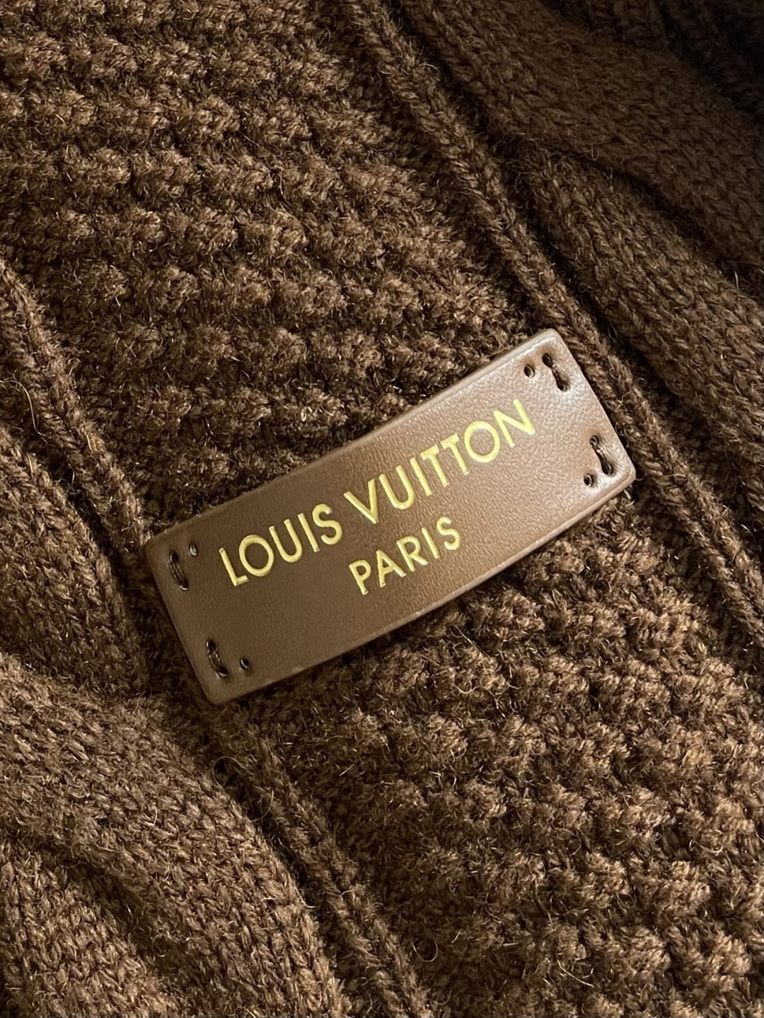 LV 字母徽章皮牌绞花针织毛衣，触感柔软丰盈，亲肤透气，结合品牌精湛的针织工艺，于视觉与体感上均尽显奢华