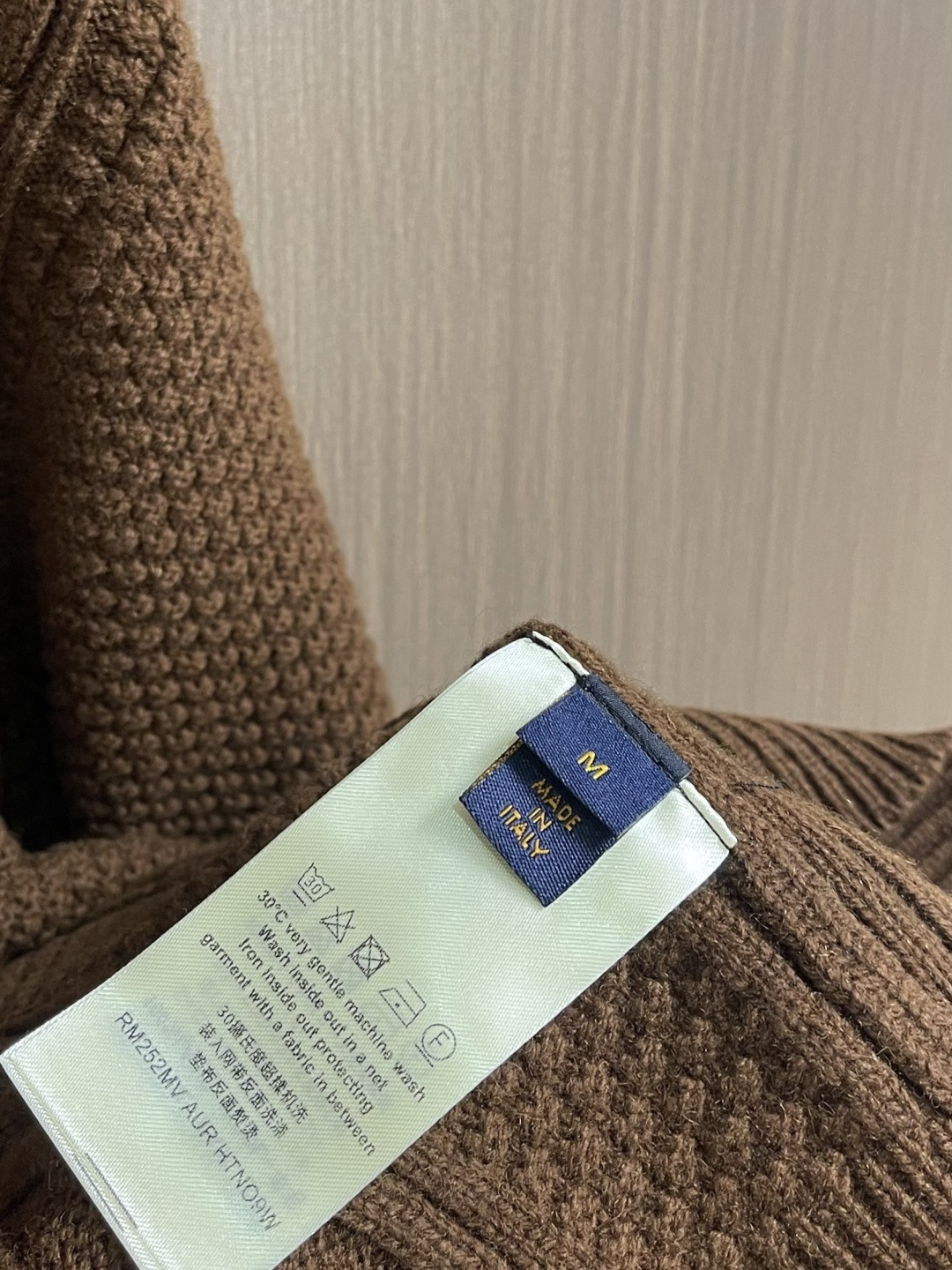 LV 字母徽章皮牌绞花针织毛衣，触感柔软丰盈，亲肤透气，结合品牌精湛的针织工艺，于视觉与体感上均尽显奢华