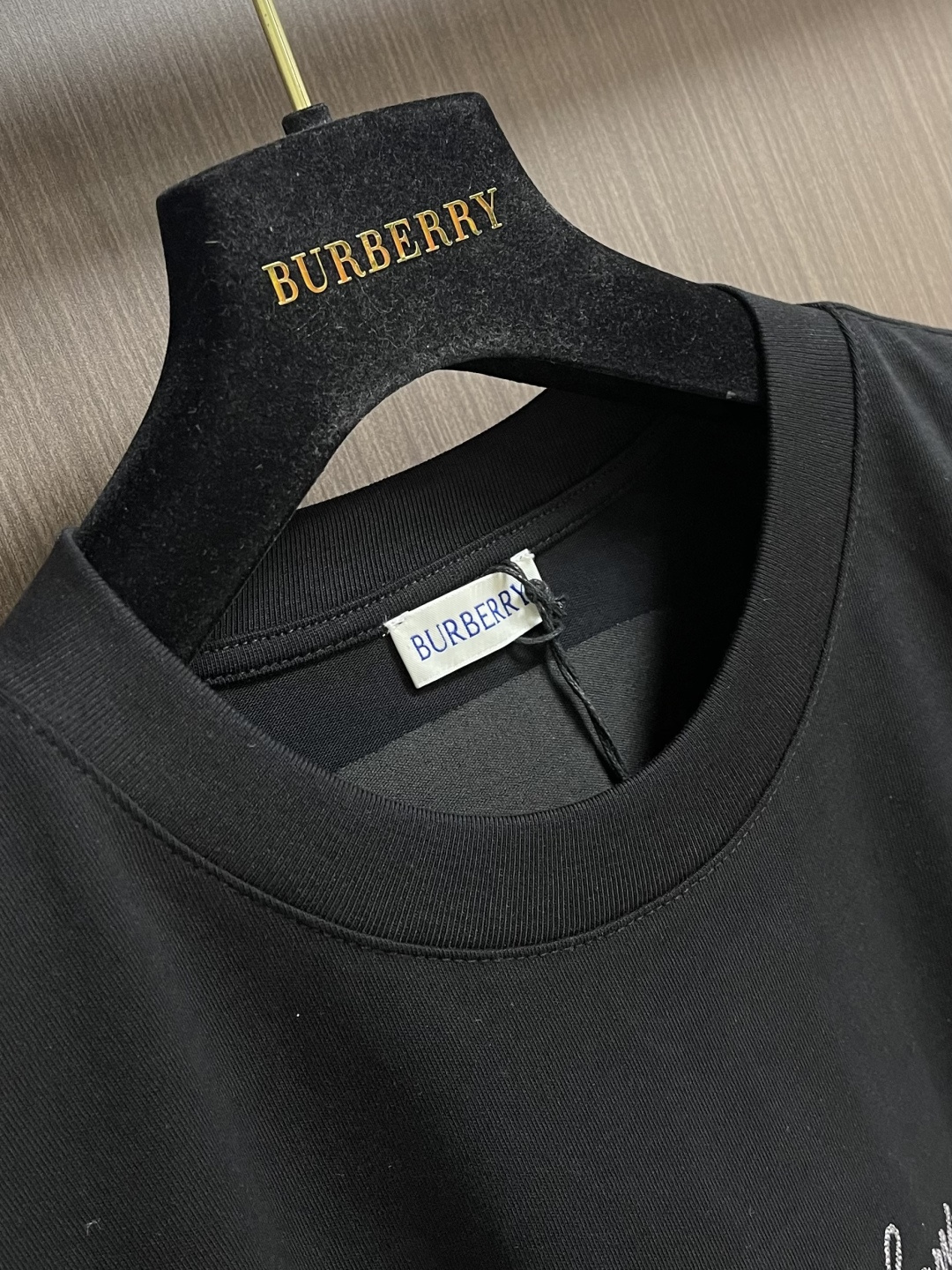 Burberry 格子背字母刺绣圆领短袖T恤，采用15S精棉平纹，搭配 32S双纱拉架螺纹，300g。采