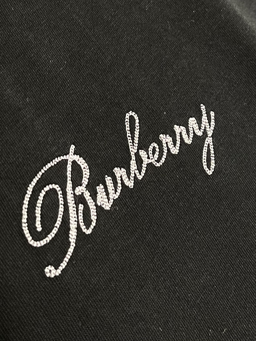 Burberry 格子背字母刺绣圆领短袖T恤，采用15S精棉平纹，搭配 32S双纱拉架螺纹，300g。采