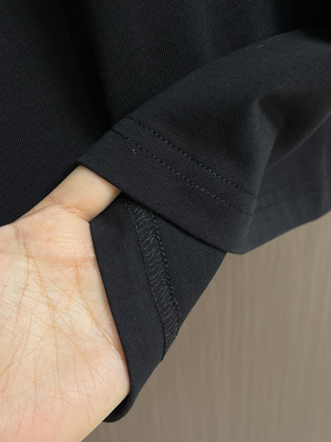 Burberry 格子背字母刺绣圆领短袖T恤，采用15S精棉平纹，搭配 32S双纱拉架螺纹，300g。采