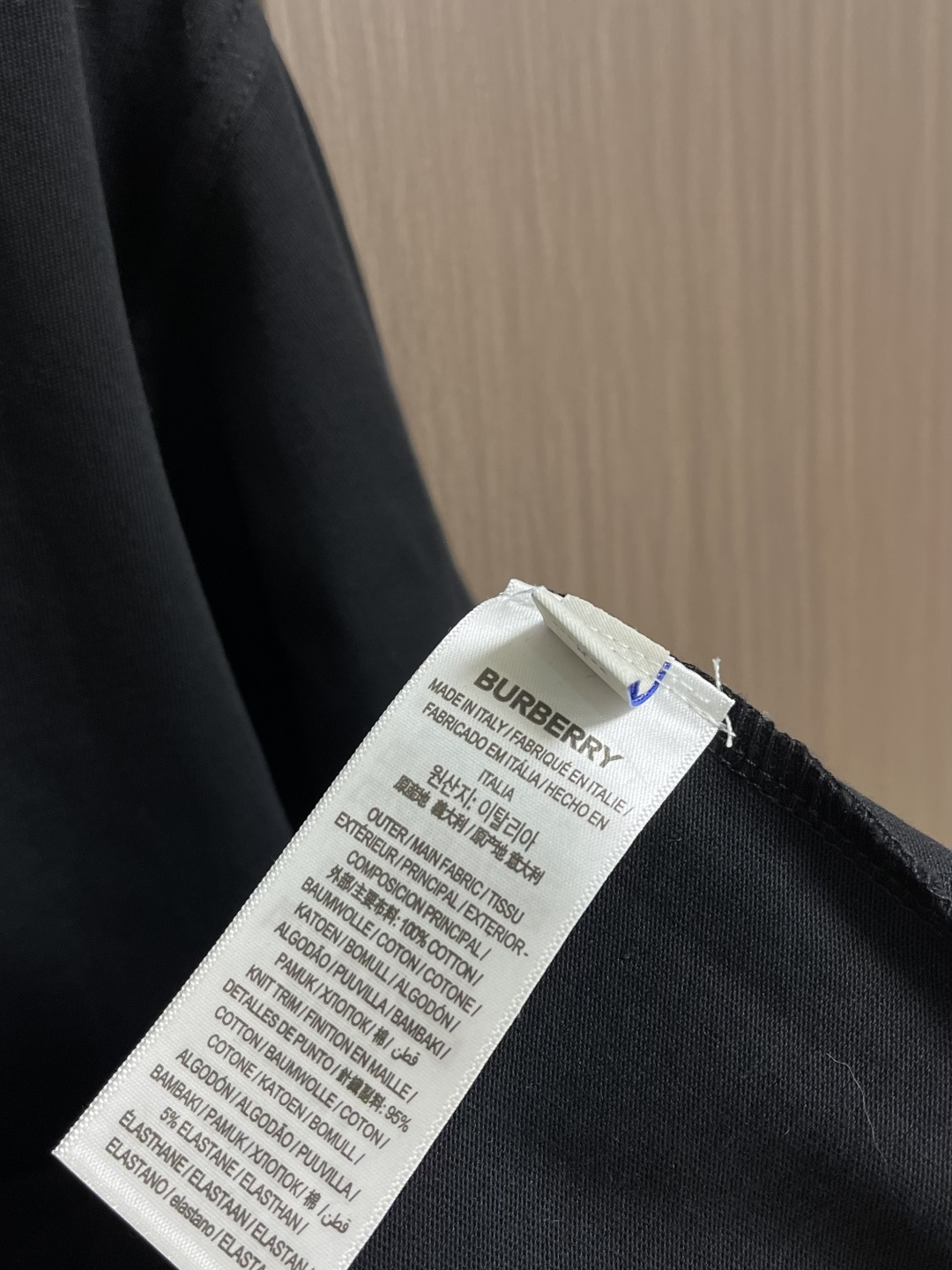 Burberry 格子背字母刺绣圆领短袖T恤，采用15S精棉平纹，搭配 32S双纱拉架螺纹，300g。采