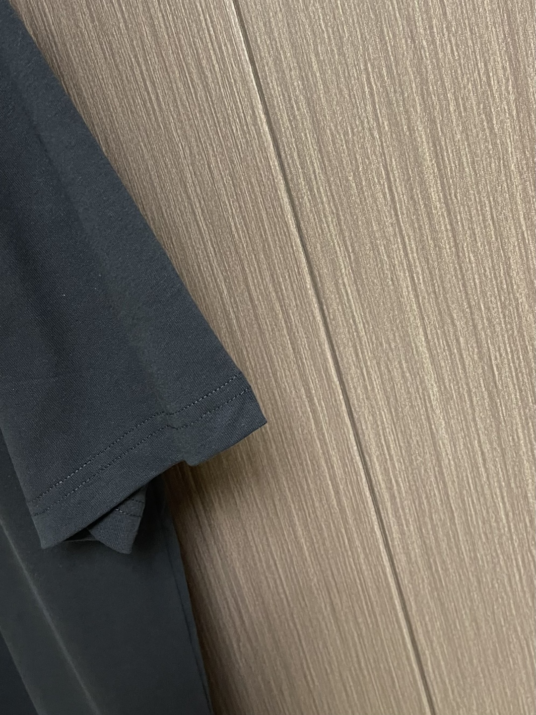 Burberry 格子背字母刺绣圆领短袖T恤，采用15S精棉平纹，搭配 32S双纱拉架螺纹，300g。采