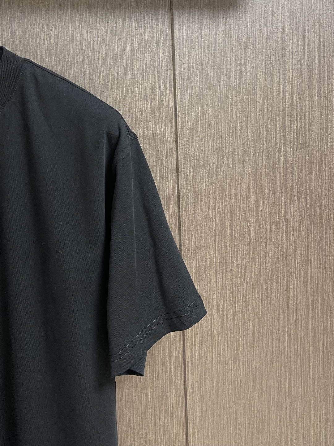 Burberry 格子背字母刺绣圆领短袖T恤，采用15S精棉平纹，搭配 32S双纱拉架螺纹，300g。采