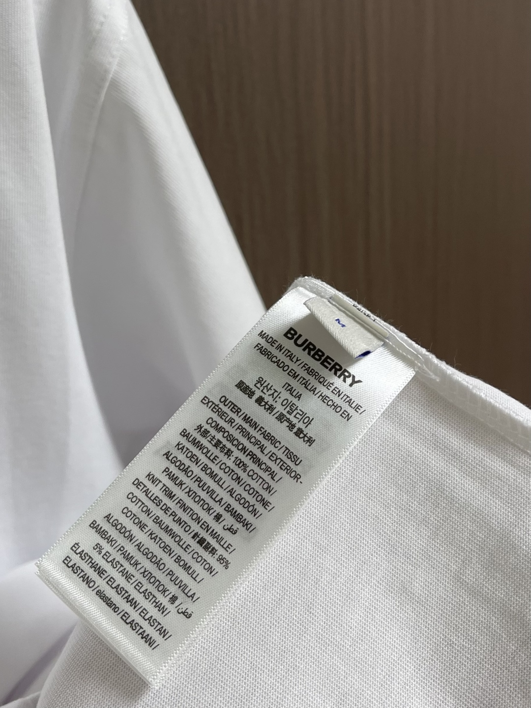 Burberry 格子背字母刺绣圆领短袖T恤，采用15S精棉平纹，搭配 32S双纱拉架螺纹，300g。采