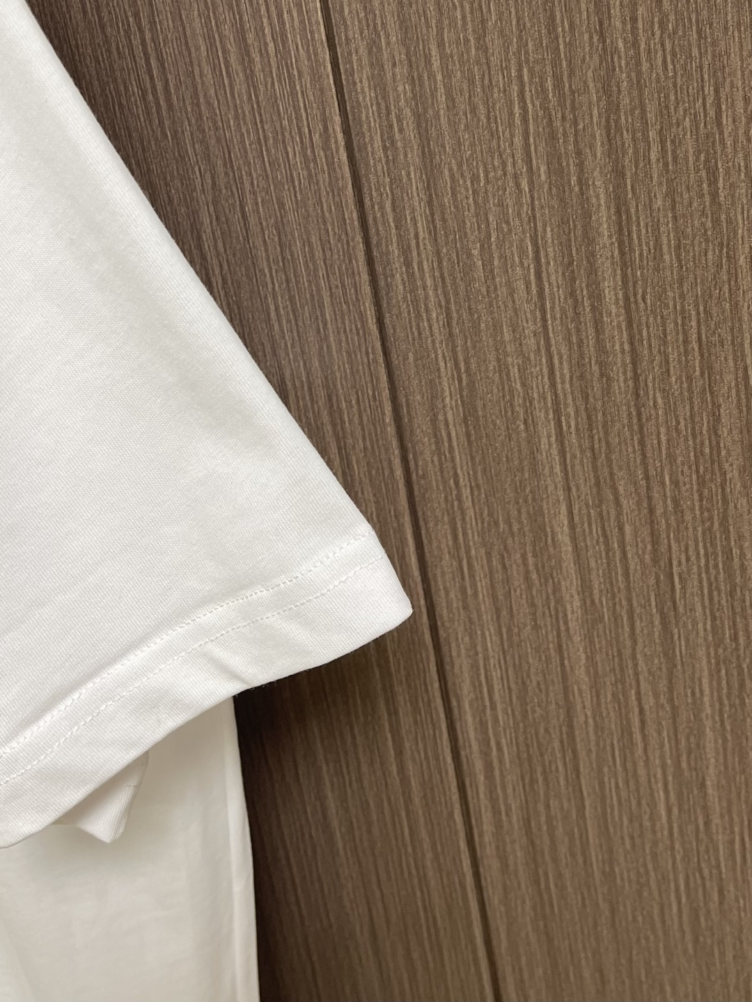 Burberry 格子背字母刺绣圆领短袖T恤，采用15S精棉平纹，搭配 32S双纱拉架螺纹，300g。采