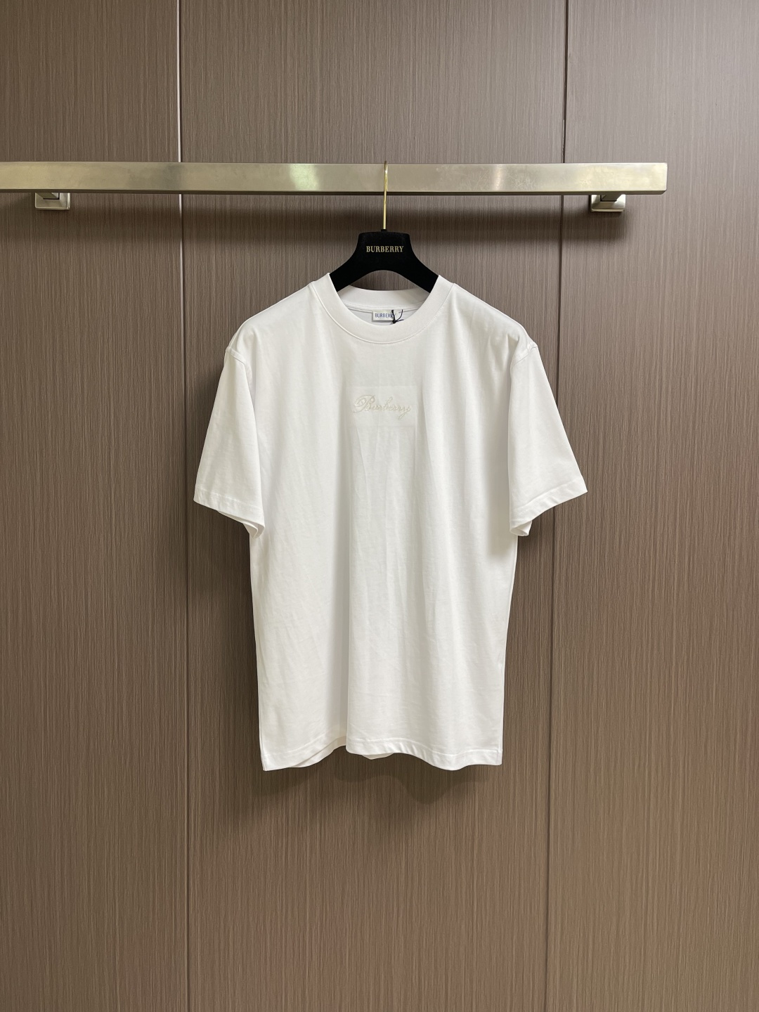 Burberry 格子背字母刺绣圆领短袖T恤，采用15S精棉平纹，搭配 32S双纱拉架螺纹，300g。采