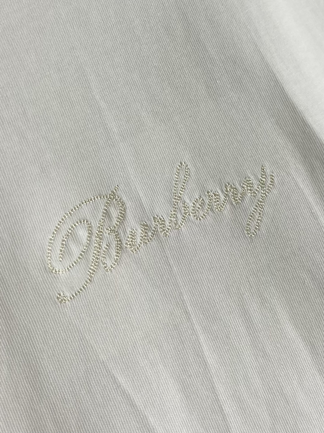 Burberry 格子背字母刺绣圆领短袖T恤，采用15S精棉平纹，搭配 32S双纱拉架螺纹，300g。采