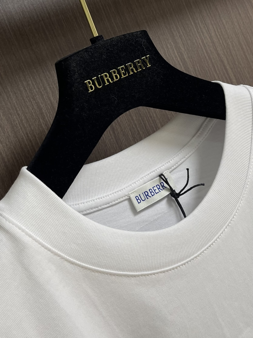 Burberry 格子背字母刺绣圆领短袖T恤，采用15S精棉平纹，搭配 32S双纱拉架螺纹，300g。采