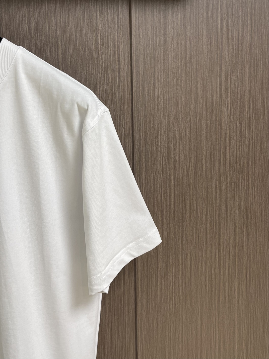 Burberry 格子背字母刺绣圆领短袖T恤，采用15S精棉平纹，搭配 32S双纱拉架螺纹，300g。采