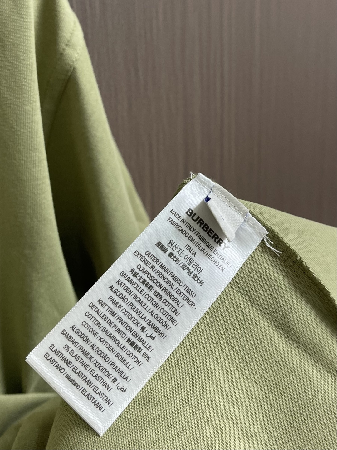 Burberry 格子背字母刺绣圆领短袖T恤，采用15S精棉平纹，搭配 32S双纱拉架螺纹，300g。采