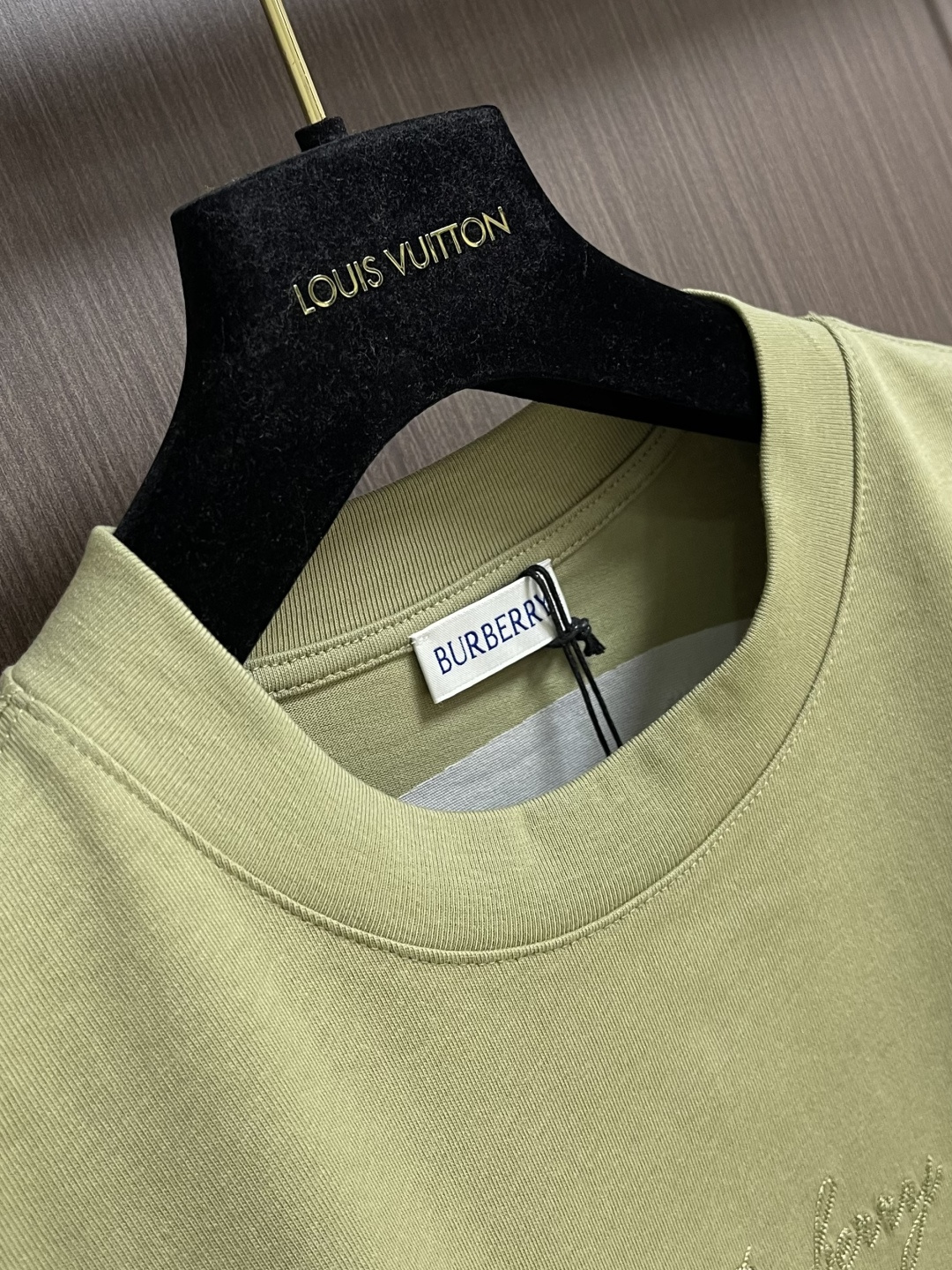 Burberry 格子背字母刺绣圆领短袖T恤，采用15S精棉平纹，搭配 32S双纱拉架螺纹，300g。采