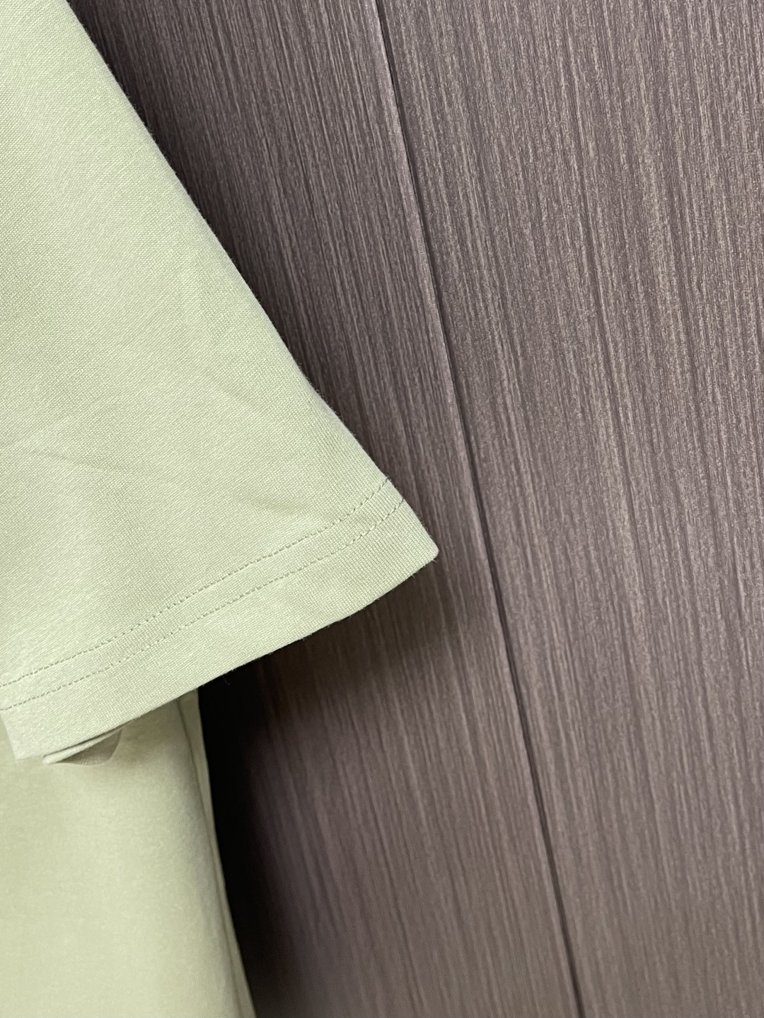 Burberry 格子背字母刺绣圆领短袖T恤，采用15S精棉平纹，搭配 32S双纱拉架螺纹，300g。采