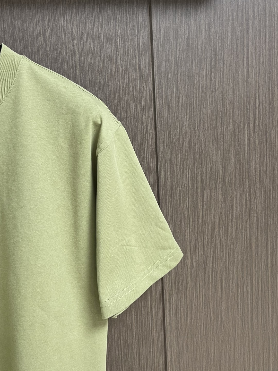 Burberry 格子背字母刺绣圆领短袖T恤，采用15S精棉平纹，搭配 32S双纱拉架螺纹，300g。采