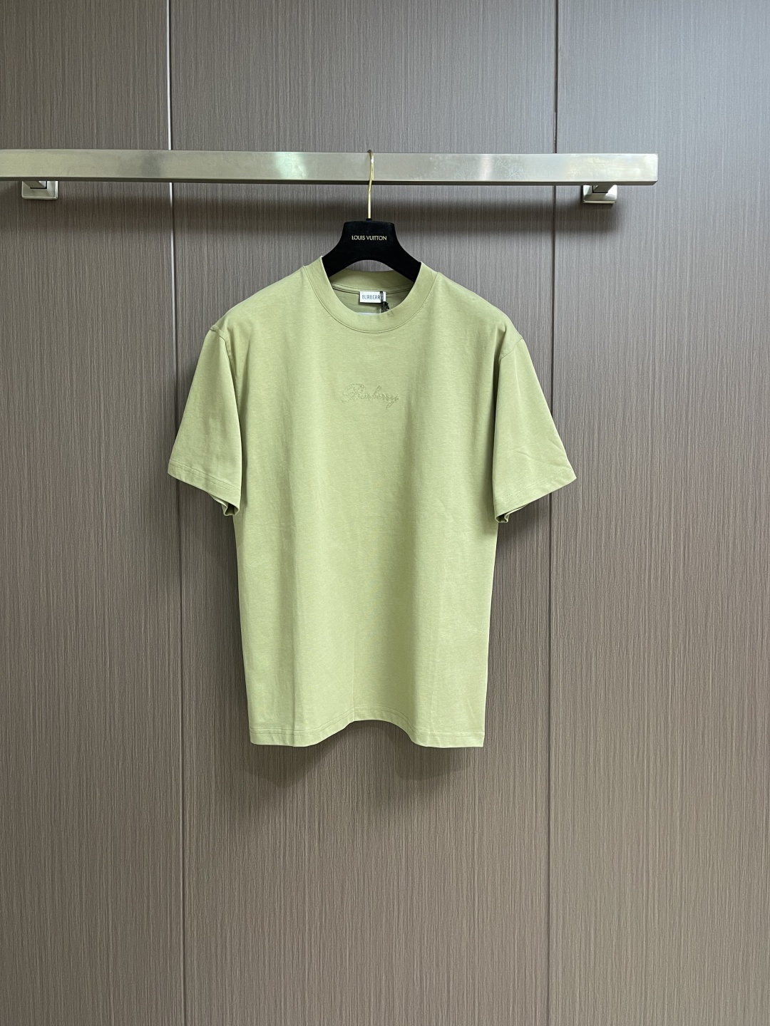 Burberry 格子背字母刺绣圆领短袖T恤，采用15S精棉平纹，搭配 32S双纱拉架螺纹，300g。采