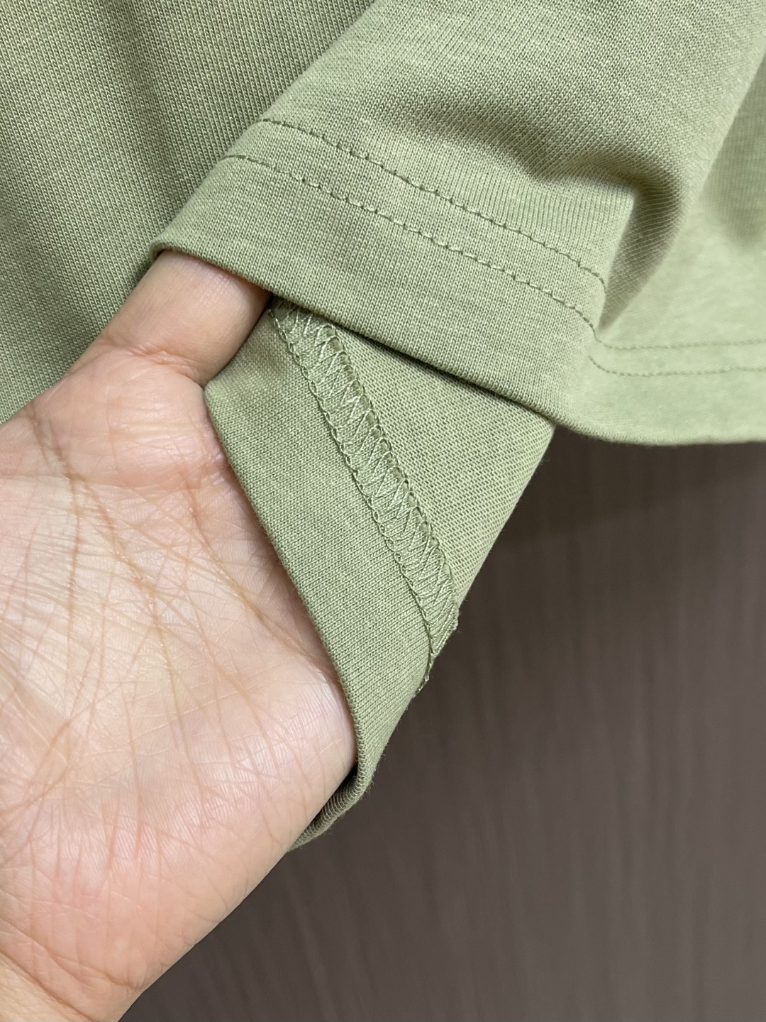 Burberry 格子背字母刺绣圆领短袖T恤，采用15S精棉平纹，搭配 32S双纱拉架螺纹，300g。采