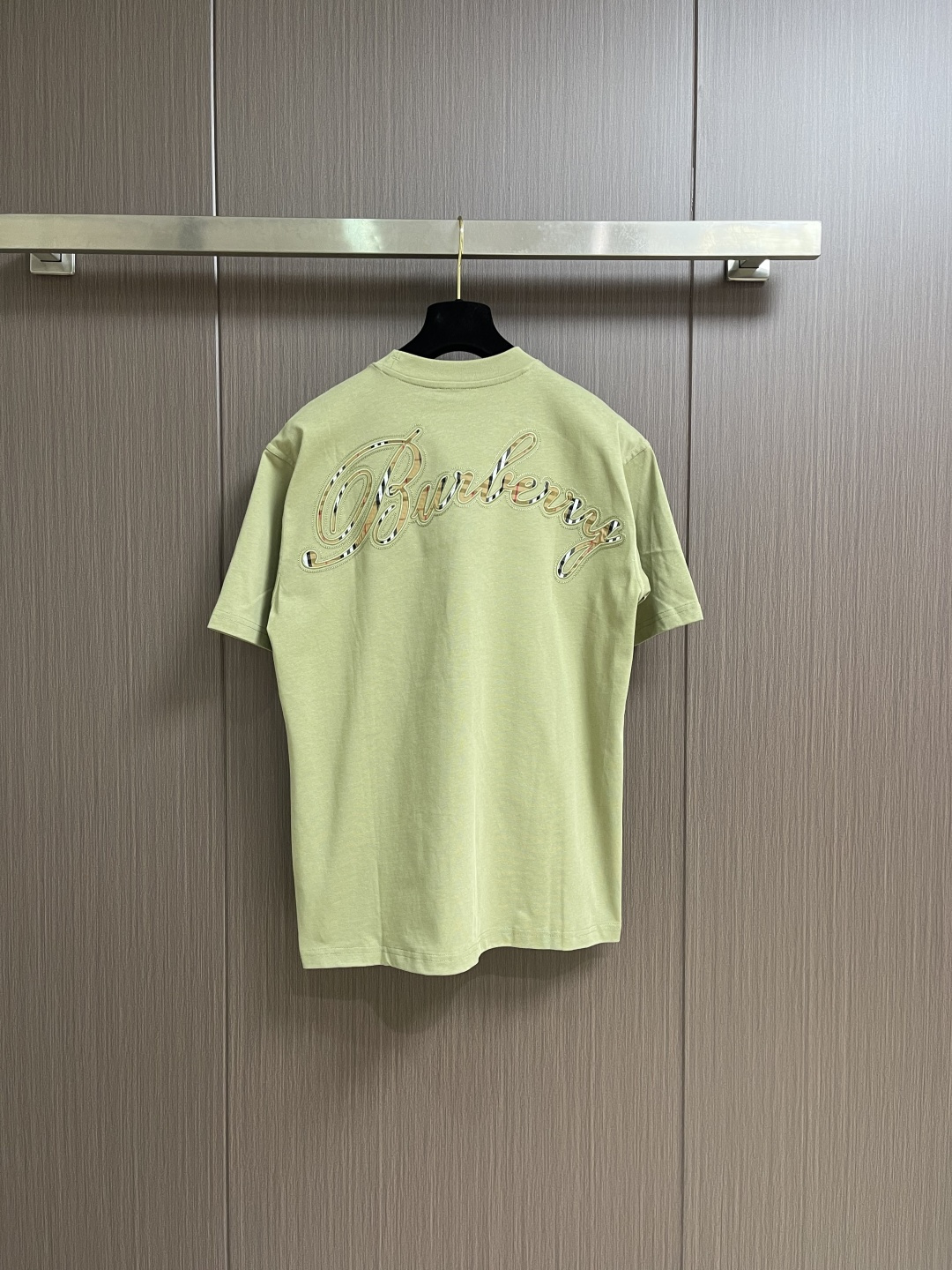 Burberry 格子背字母刺绣圆领短袖T恤，采用15S精棉平纹，搭配 32S双纱拉架螺纹，300g。采