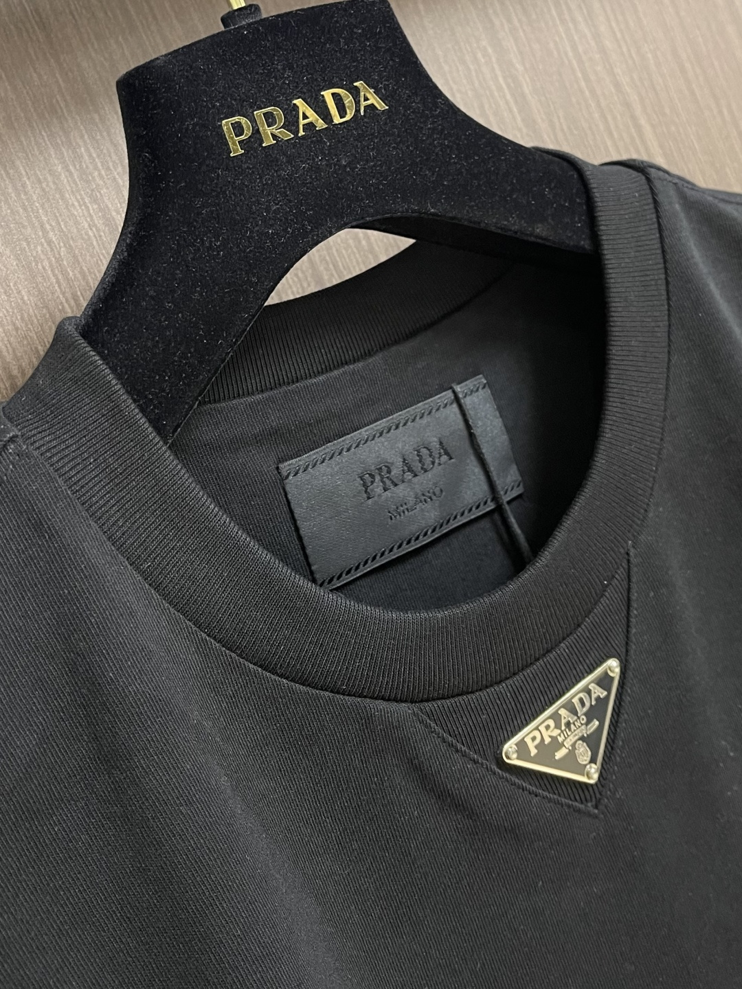 Prada 胸前三角标短袖T恤，定制微细单纱平纹精织料，标志性Prada三角标点缀正面，采用进口专机红外