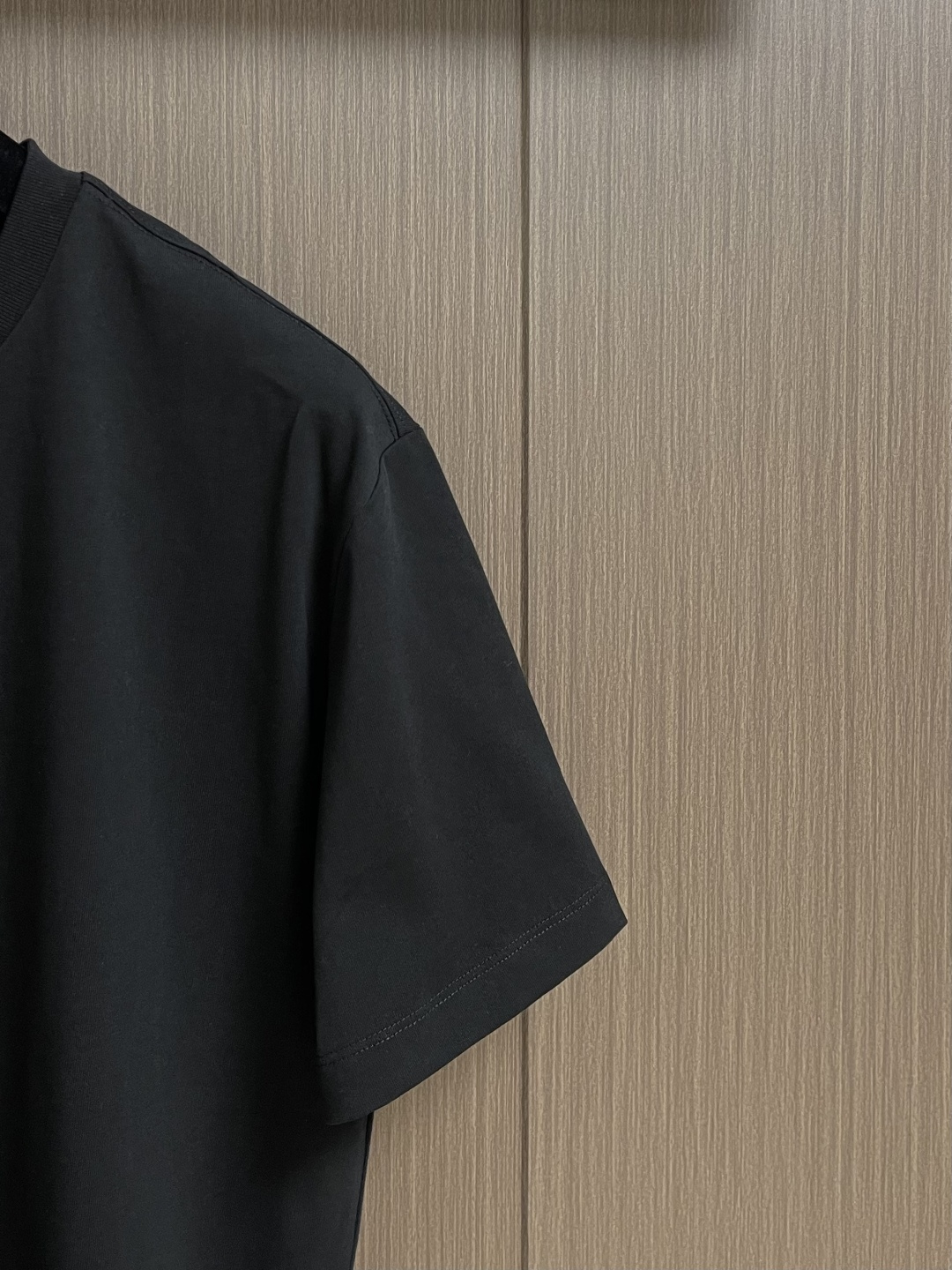 Prada 胸前三角标短袖T恤，定制微细单纱平纹精织料，标志性Prada三角标点缀正面，采用进口专机红外