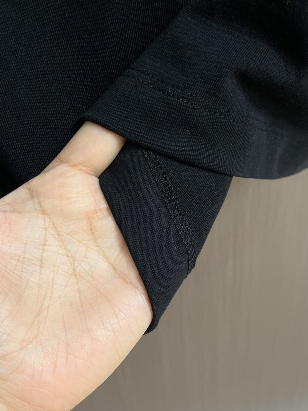 Prada 胸前三角标短袖T恤，定制微细单纱平纹精织料，标志性Prada三角标点缀正面，采用进口专机红外