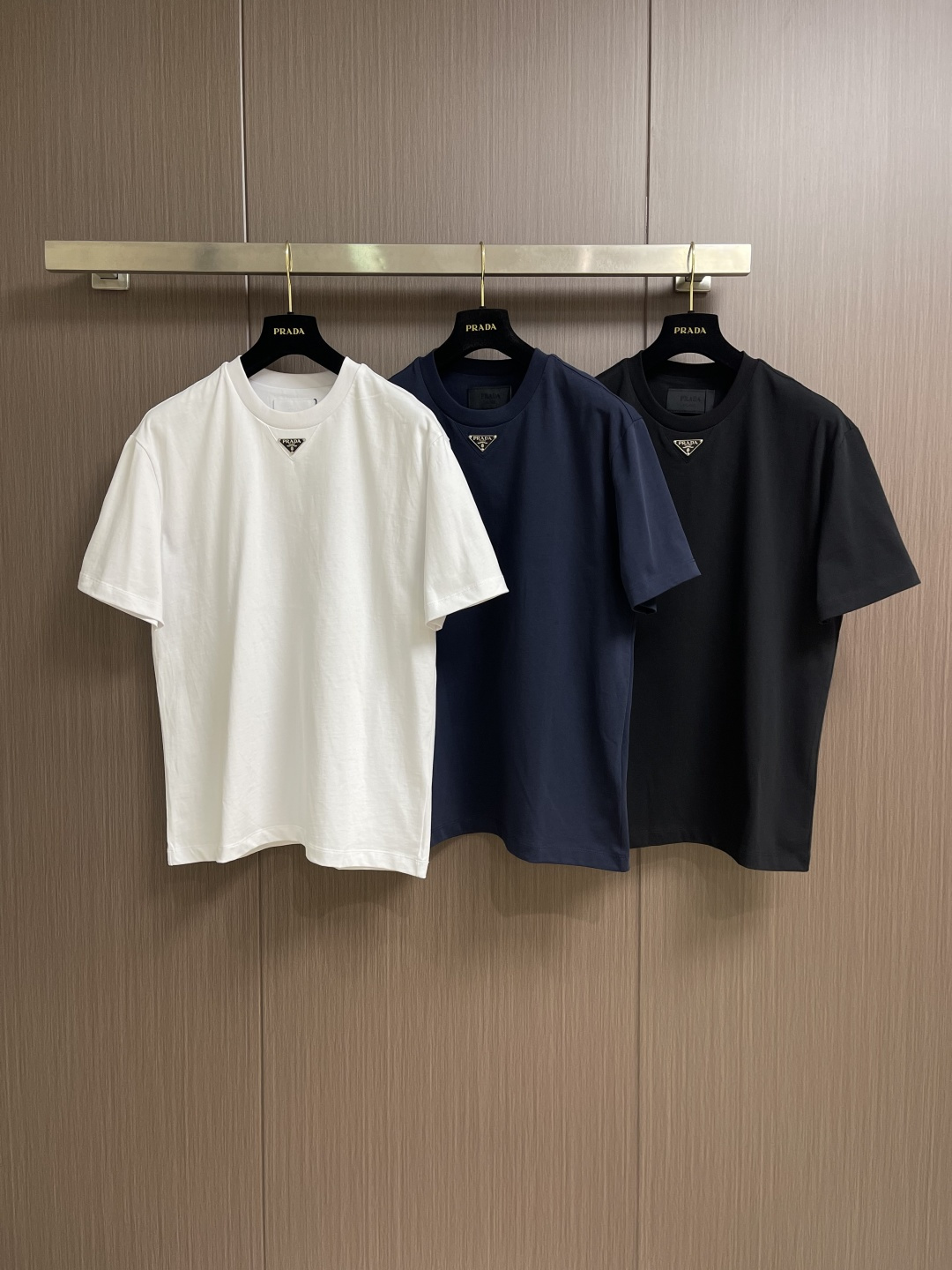 Prada 胸前三角标短袖T恤，定制微细单纱平纹精织料，标志性Prada三角标点缀正面，采用进口专机红外