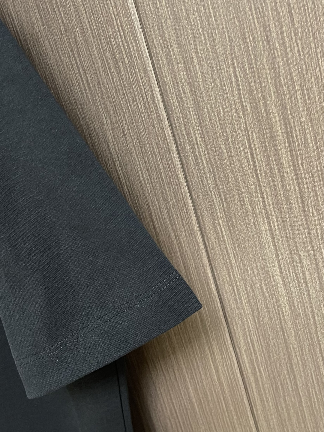 Prada 胸前三角标短袖T恤，定制微细单纱平纹精织料，标志性Prada三角标点缀正面，采用进口专机红外