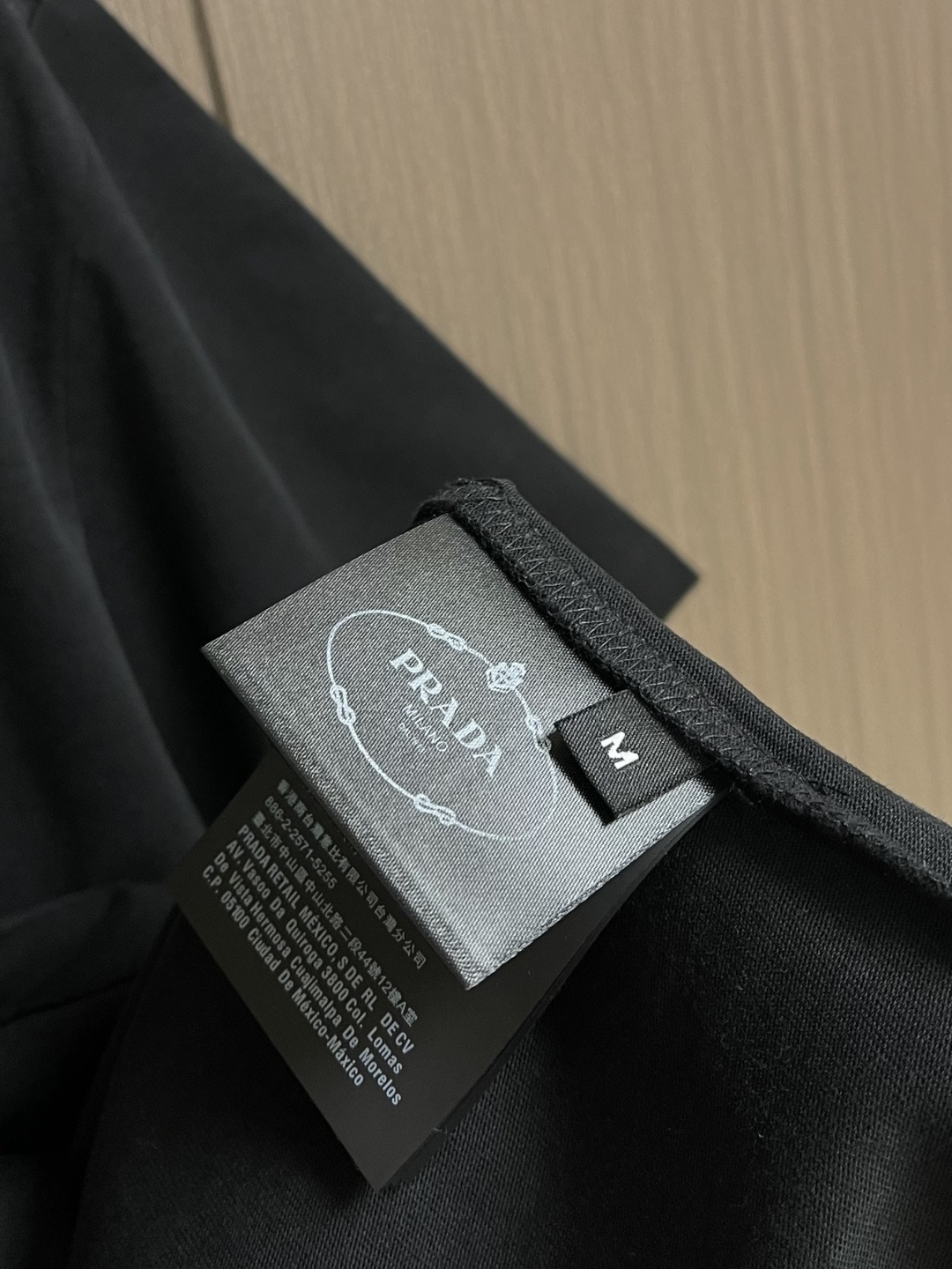 Prada 胸前三角标短袖T恤，定制微细单纱平纹精织料，标志性Prada三角标点缀正面，采用进口专机红外