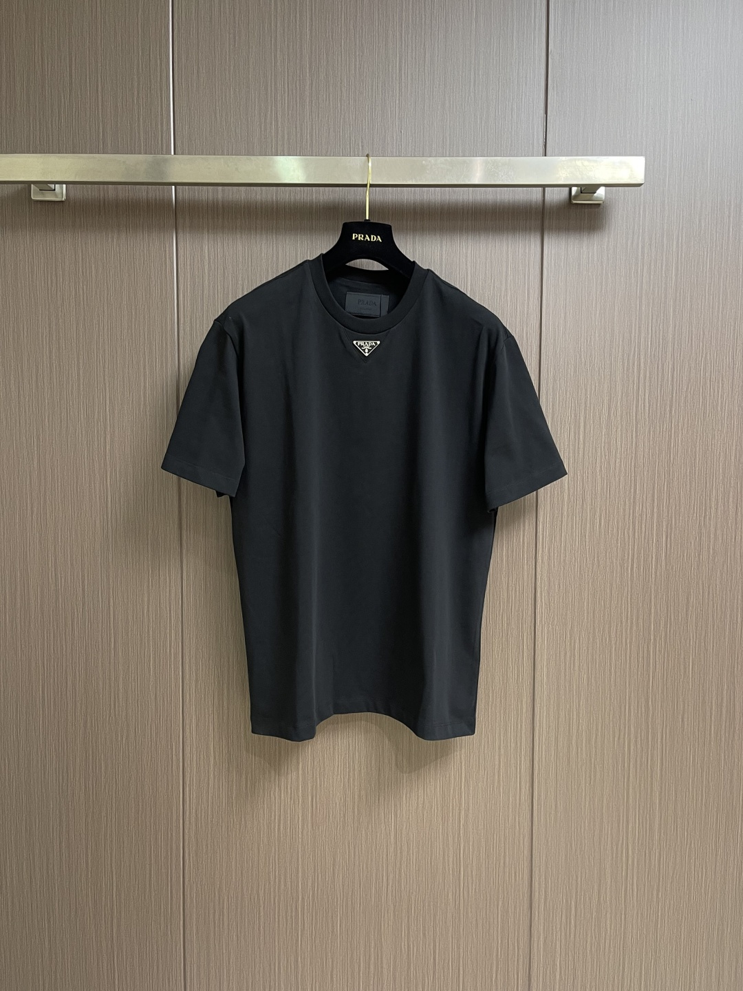 Prada 胸前三角标短袖T恤，定制微细单纱平纹精织料，标志性Prada三角标点缀正面，采用进口专机红外