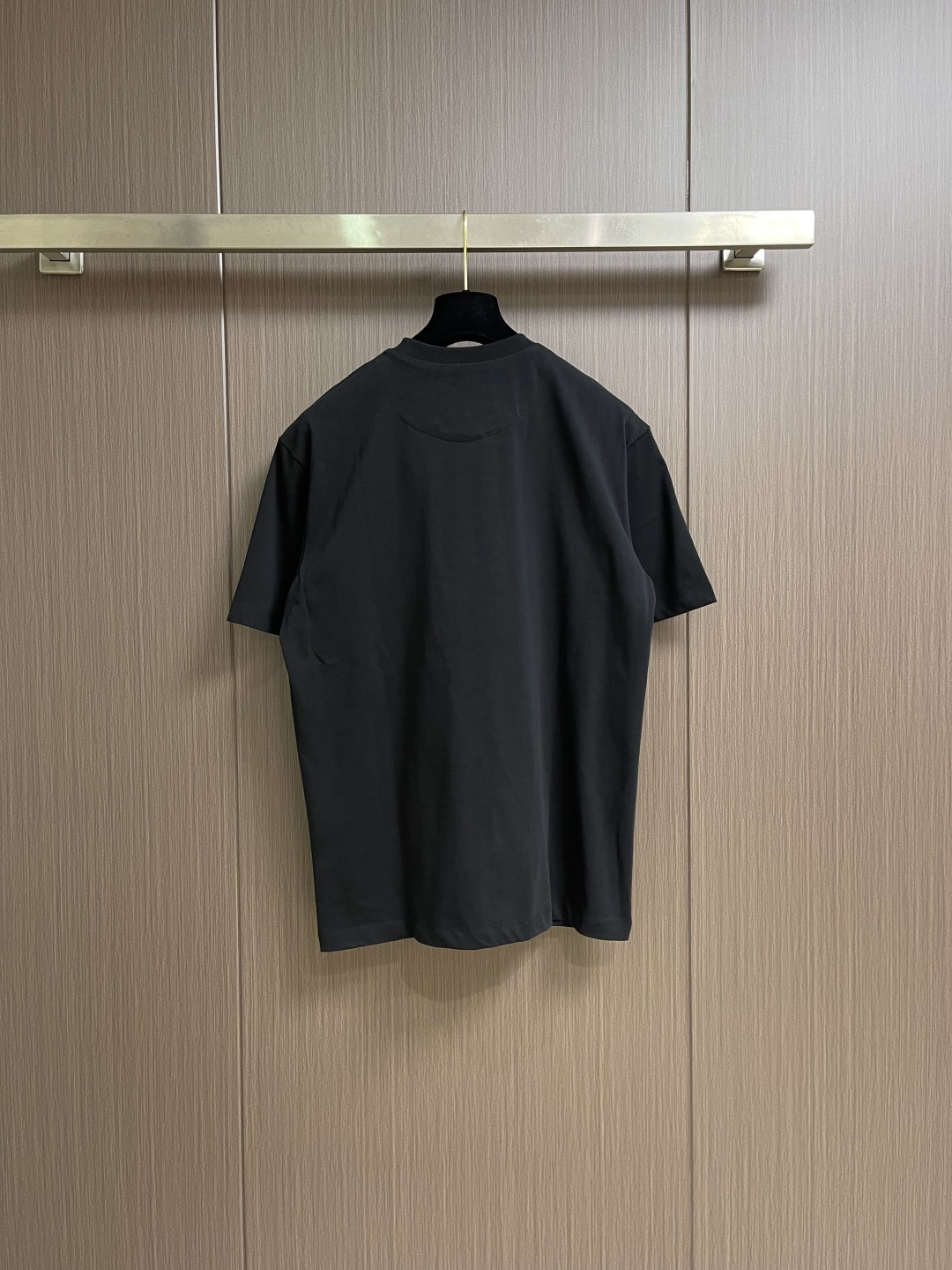 Prada 胸前三角标短袖T恤，定制微细单纱平纹精织料，标志性Prada三角标点缀正面，采用进口专机红外